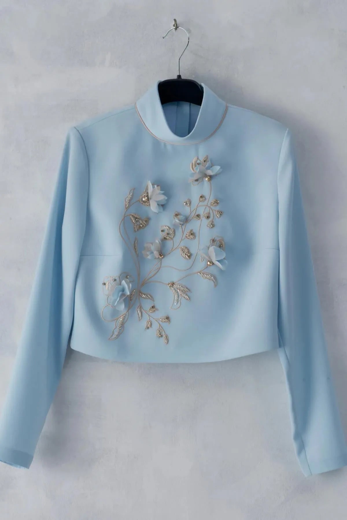 طقم تنورة بلوزة مطرزة بالزهرة