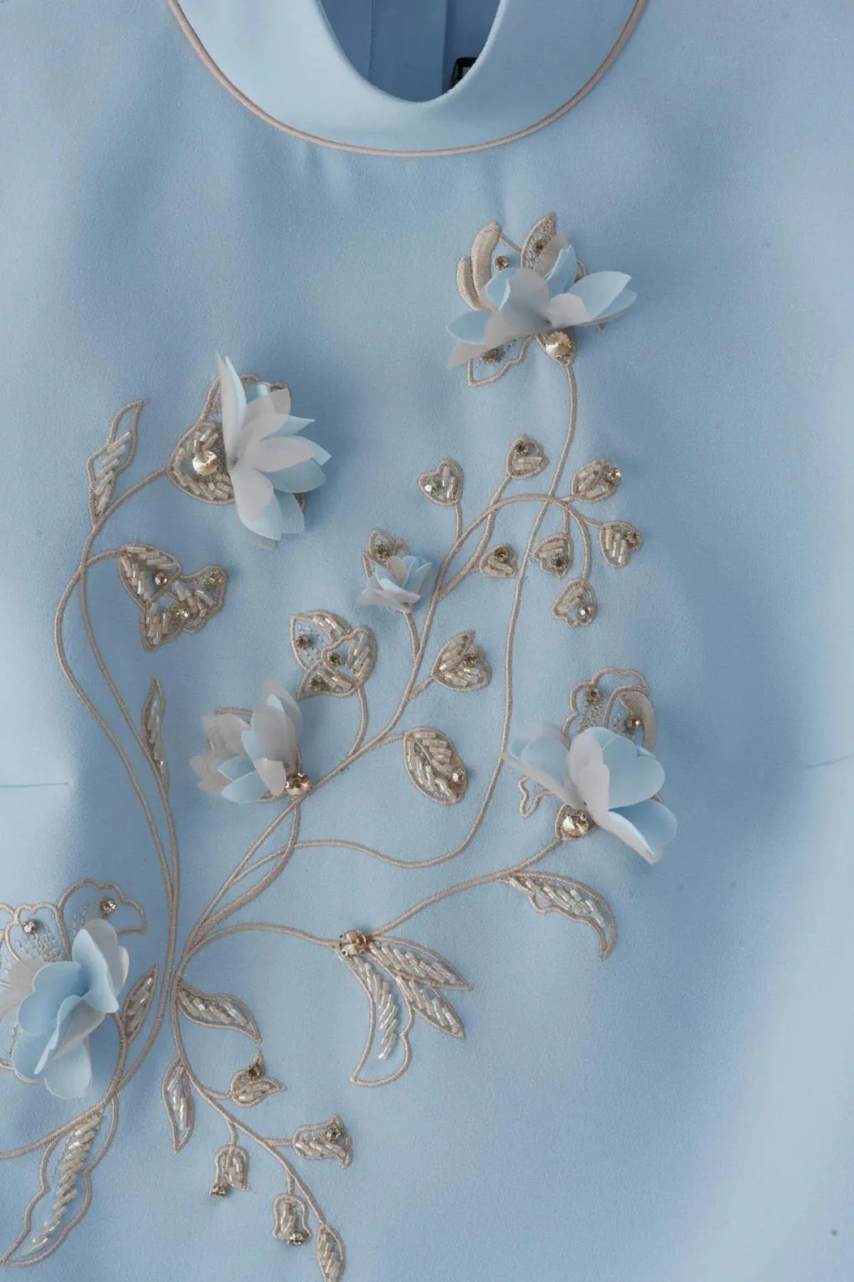 طقم تنورة بلوزة مطرزة بالزهرة