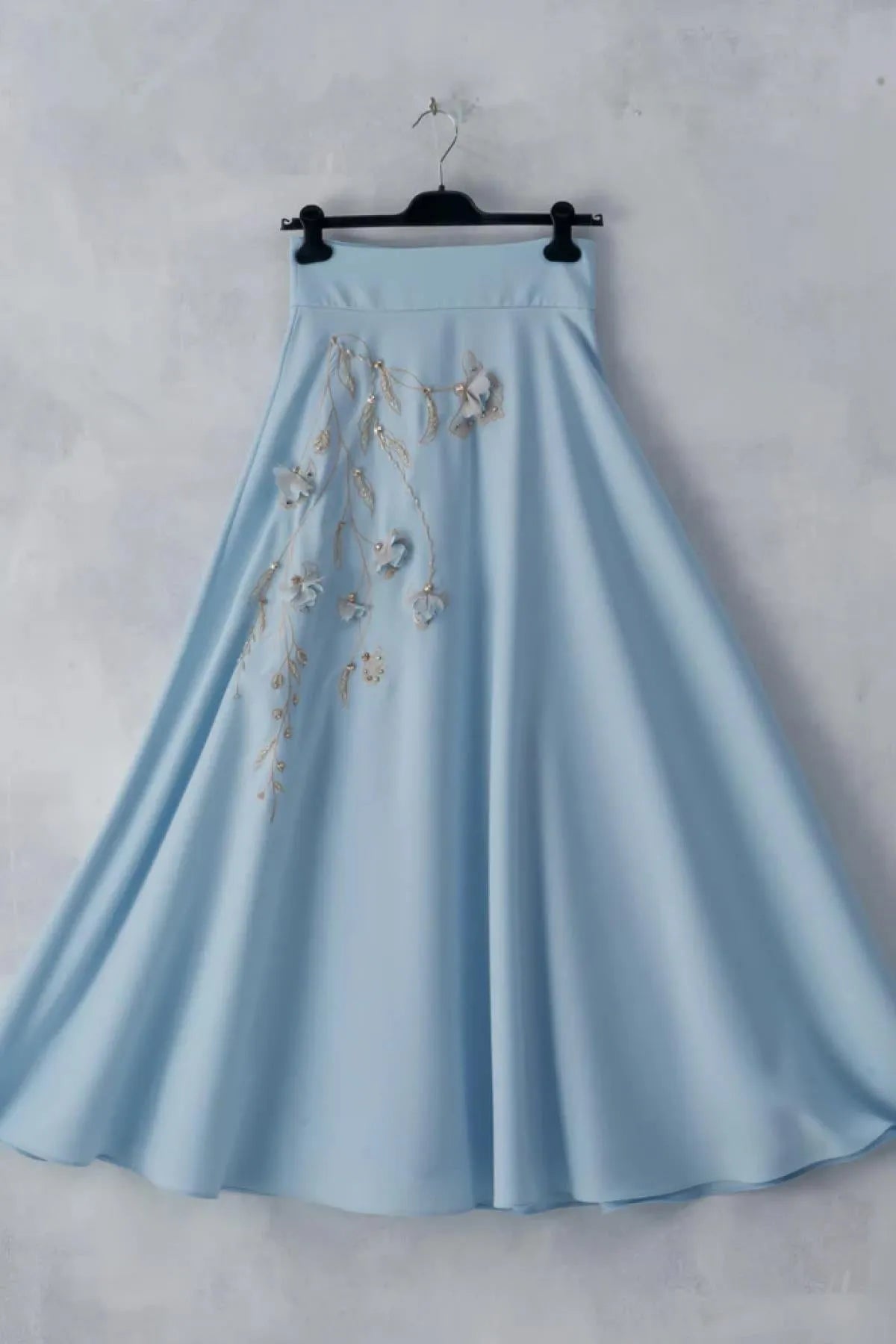 طقم تنورة بلوزة مطرزة بالزهرة