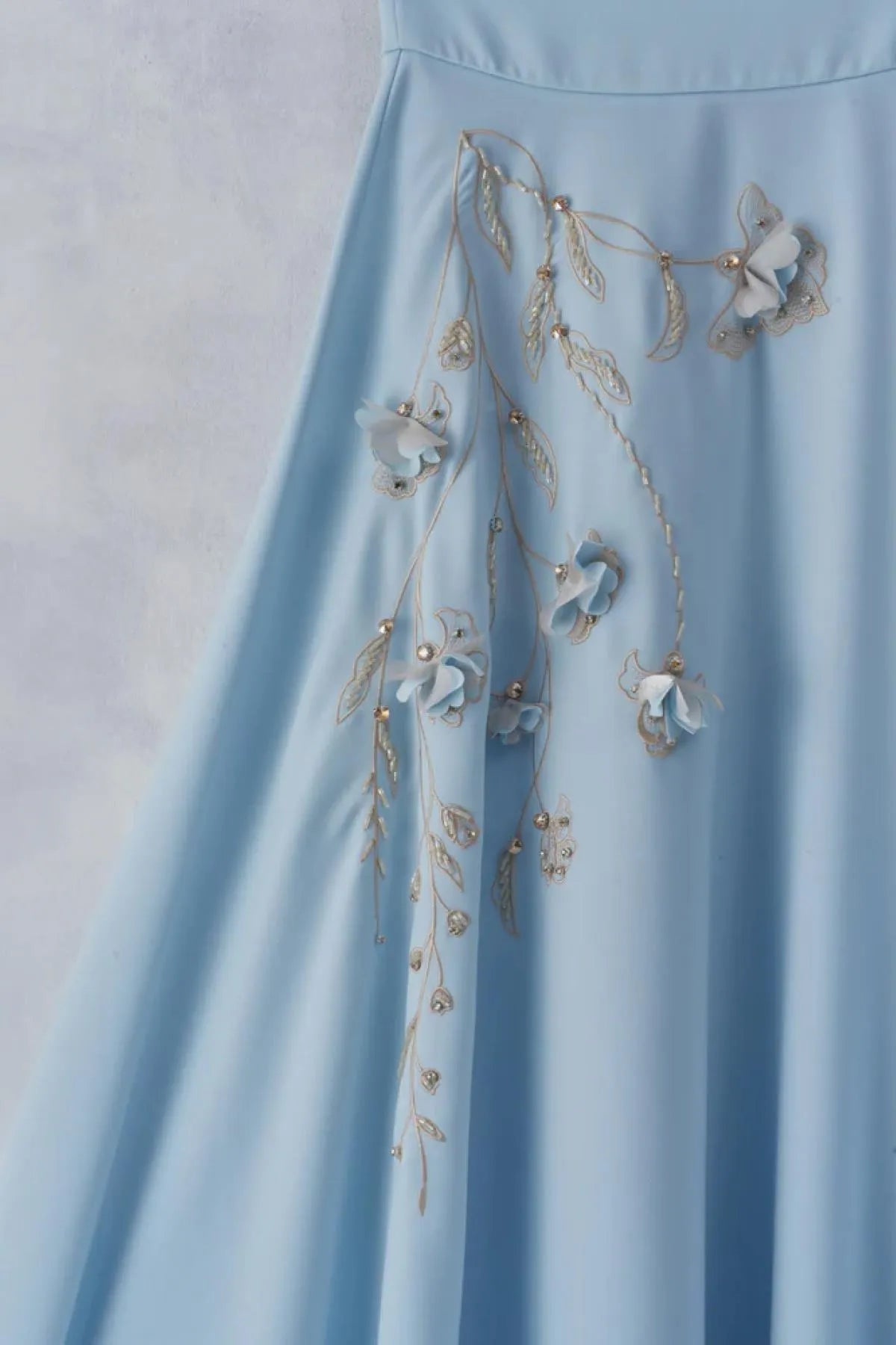 طقم تنورة بلوزة مطرزة بالزهرة