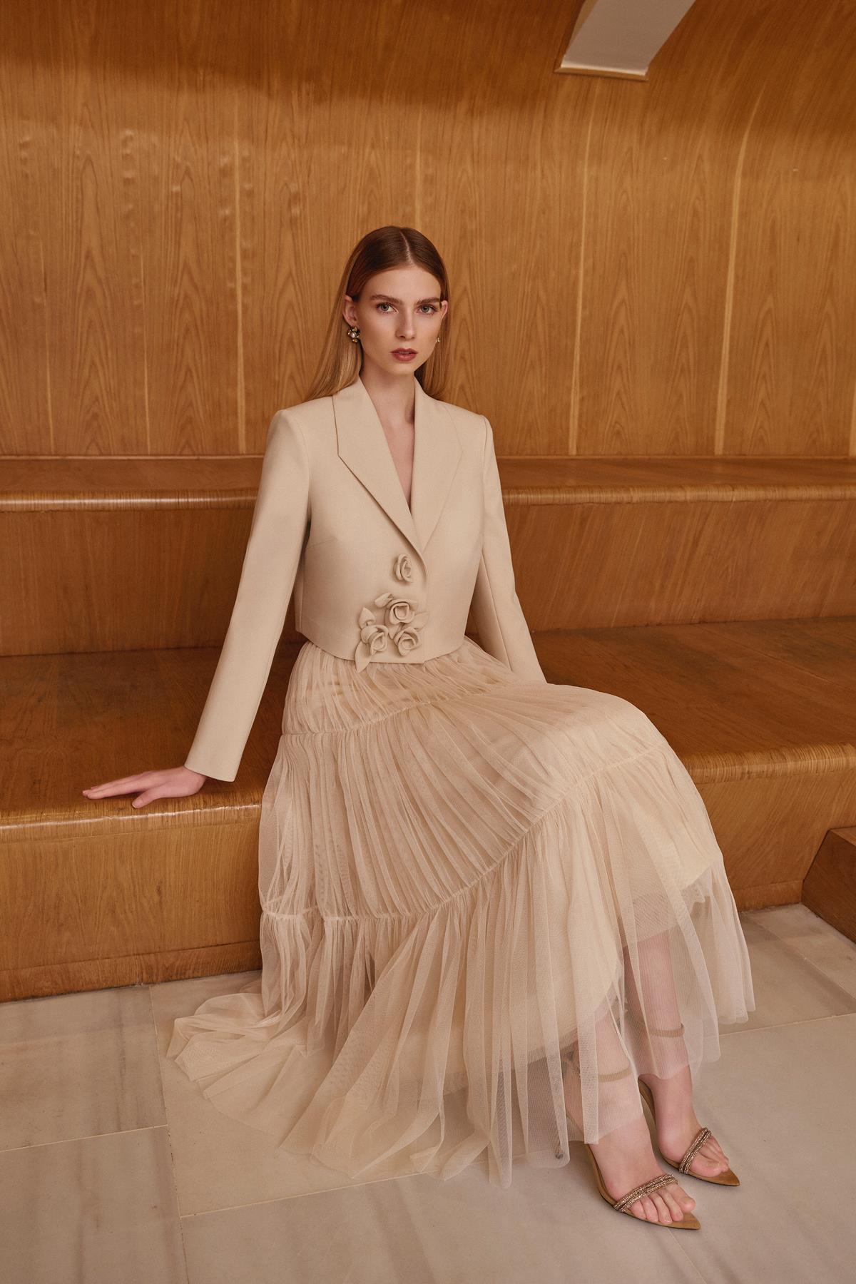 Gül Detaylı Kısa Blazer Ceket