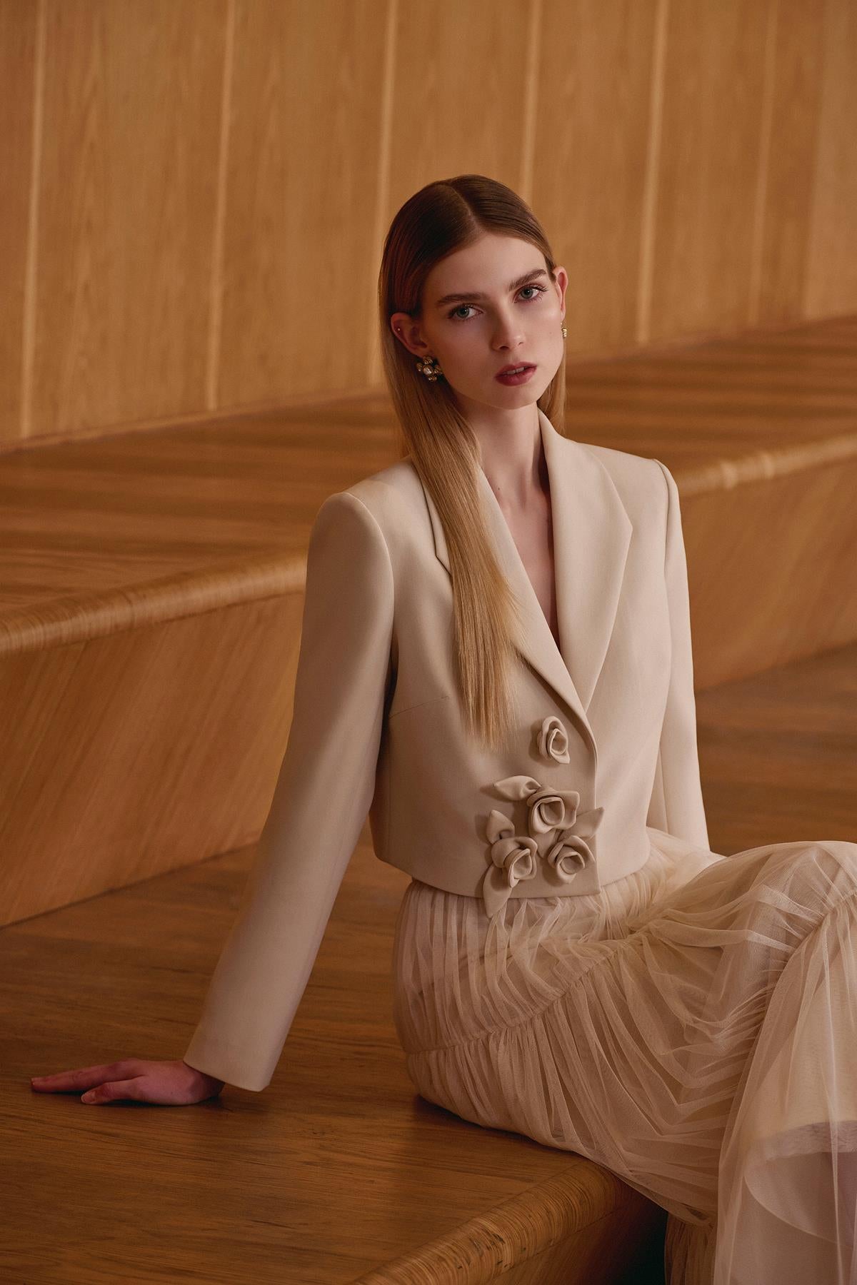 Gül Detaylı Kısa Blazer Ceket