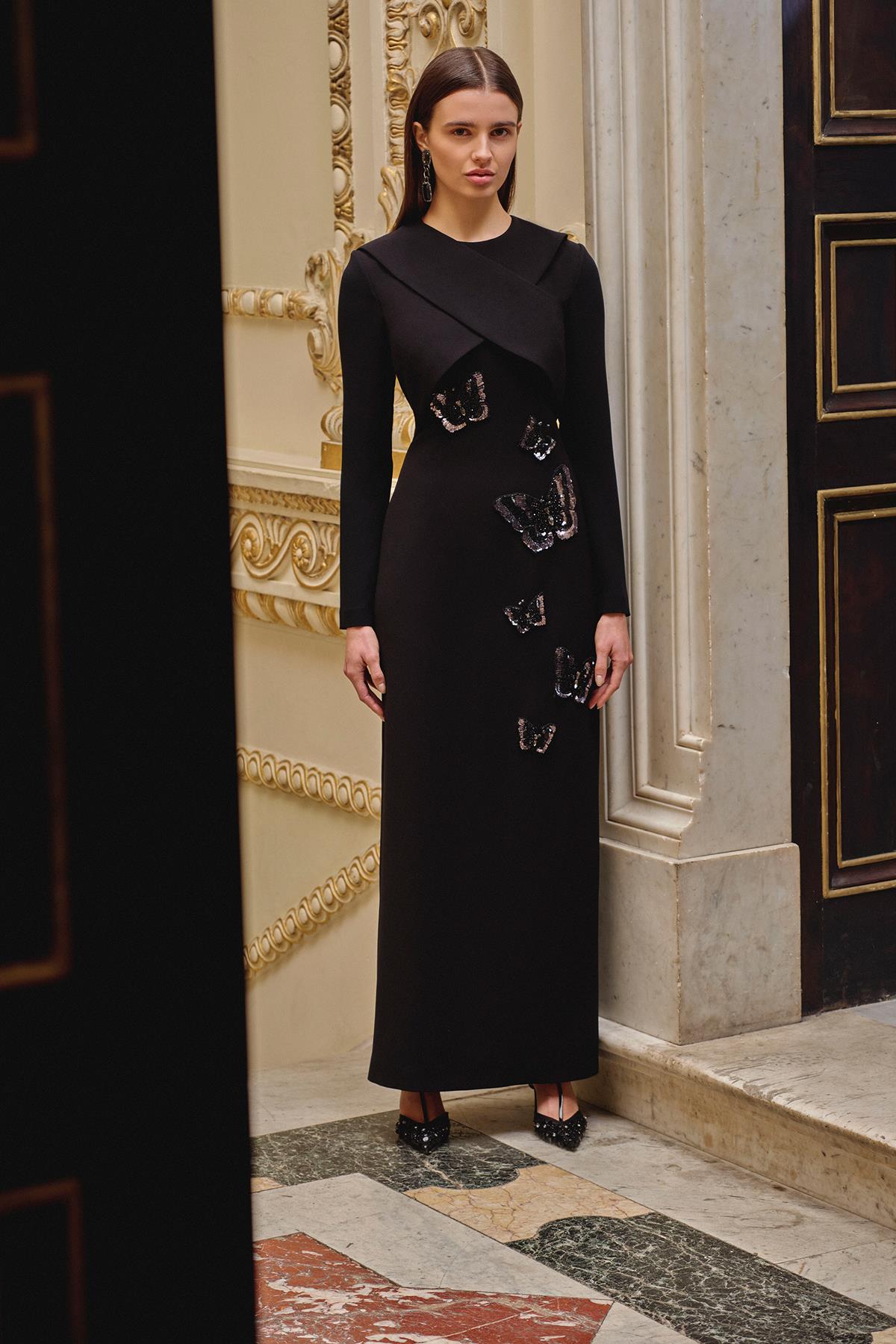 فستان سهرة مطرز بأكمام طويلة وقصّة غير متماثلة