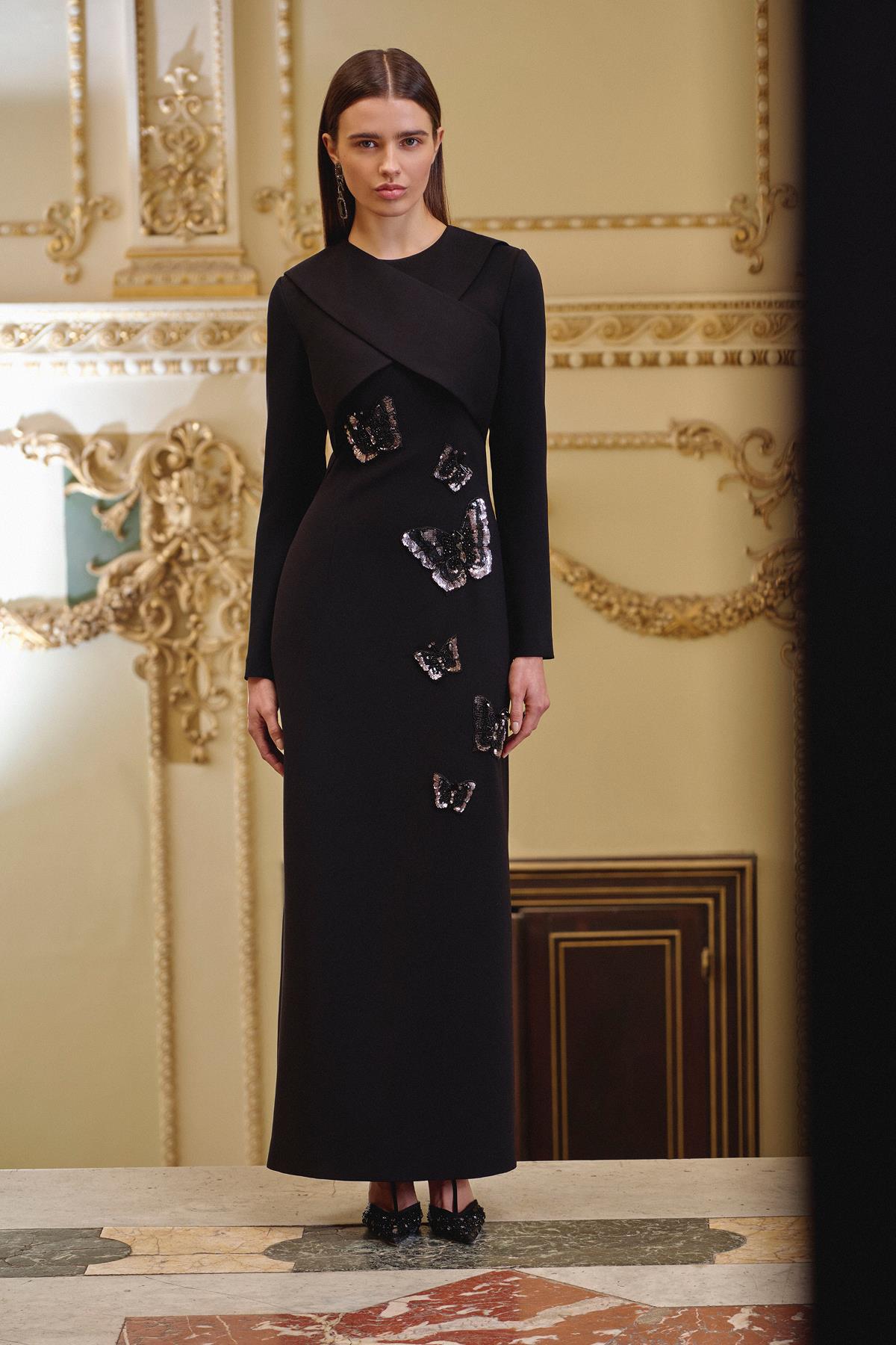 فستان سهرة مطرز بأكمام طويلة وقصّة غير متماثلة