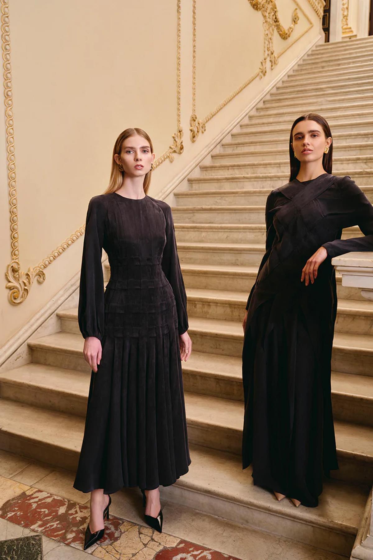 فستان طويل من قماش التنسيل المطوي