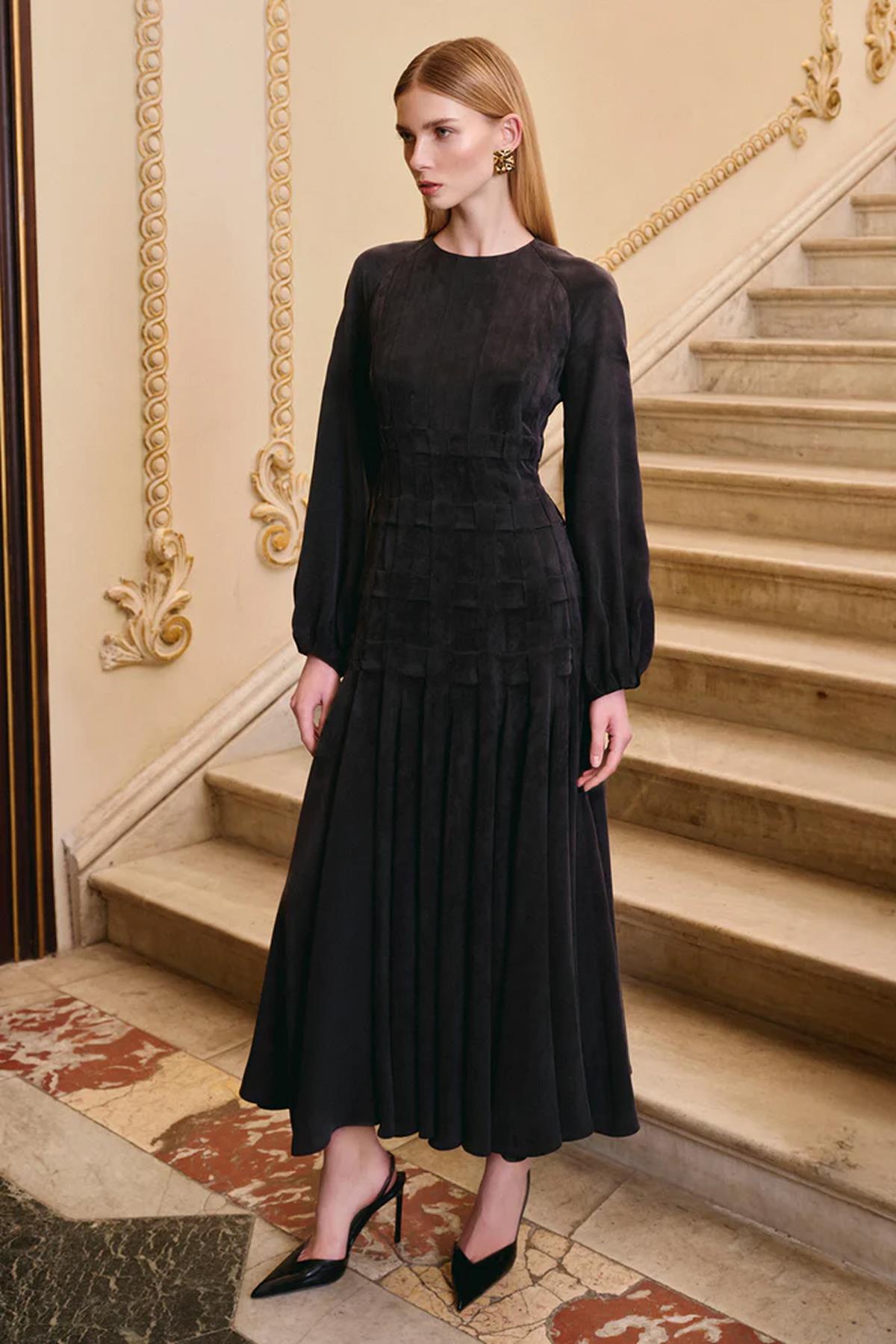 فستان طويل من قماش التنسيل المطوي