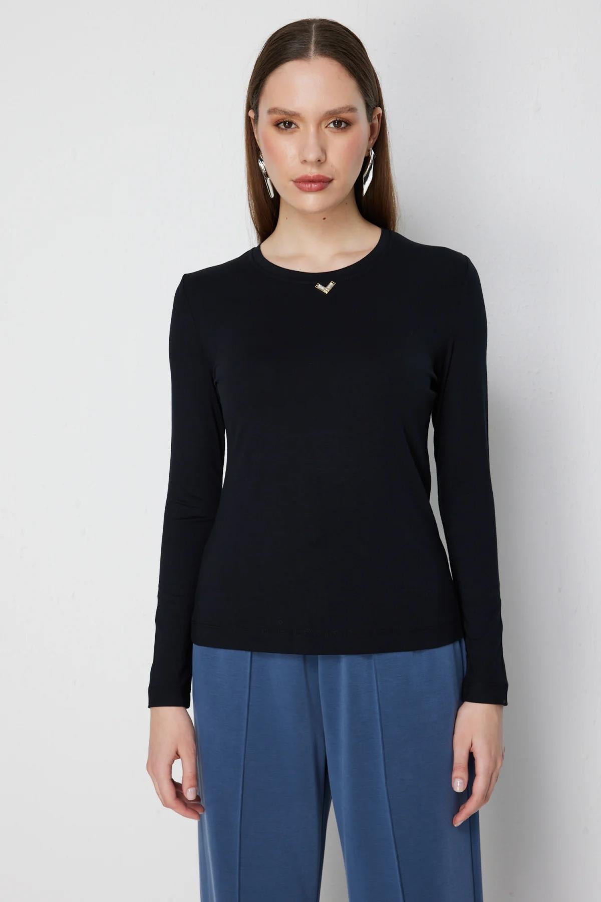 Crew Neck Basic Blouse with Metal Accessories