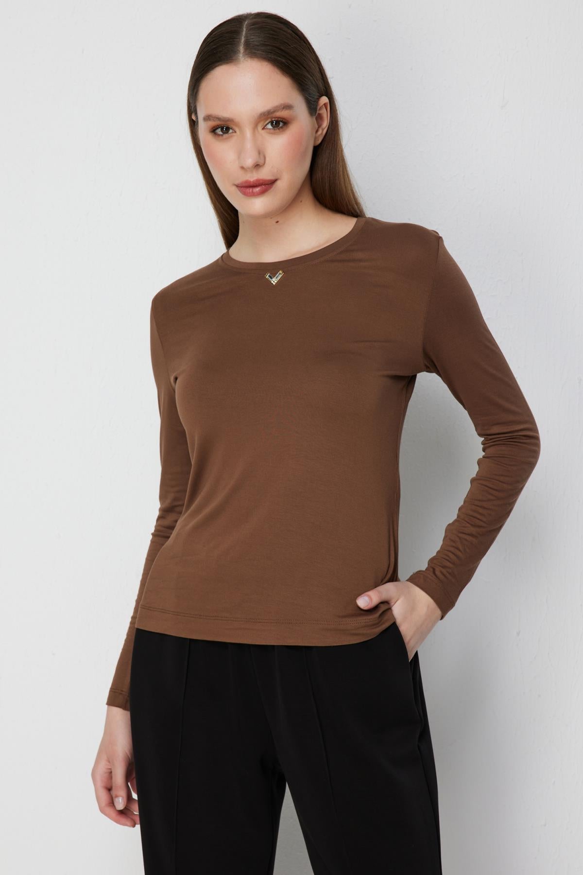 Crew Neck Basic Blouse with Metal Accessories