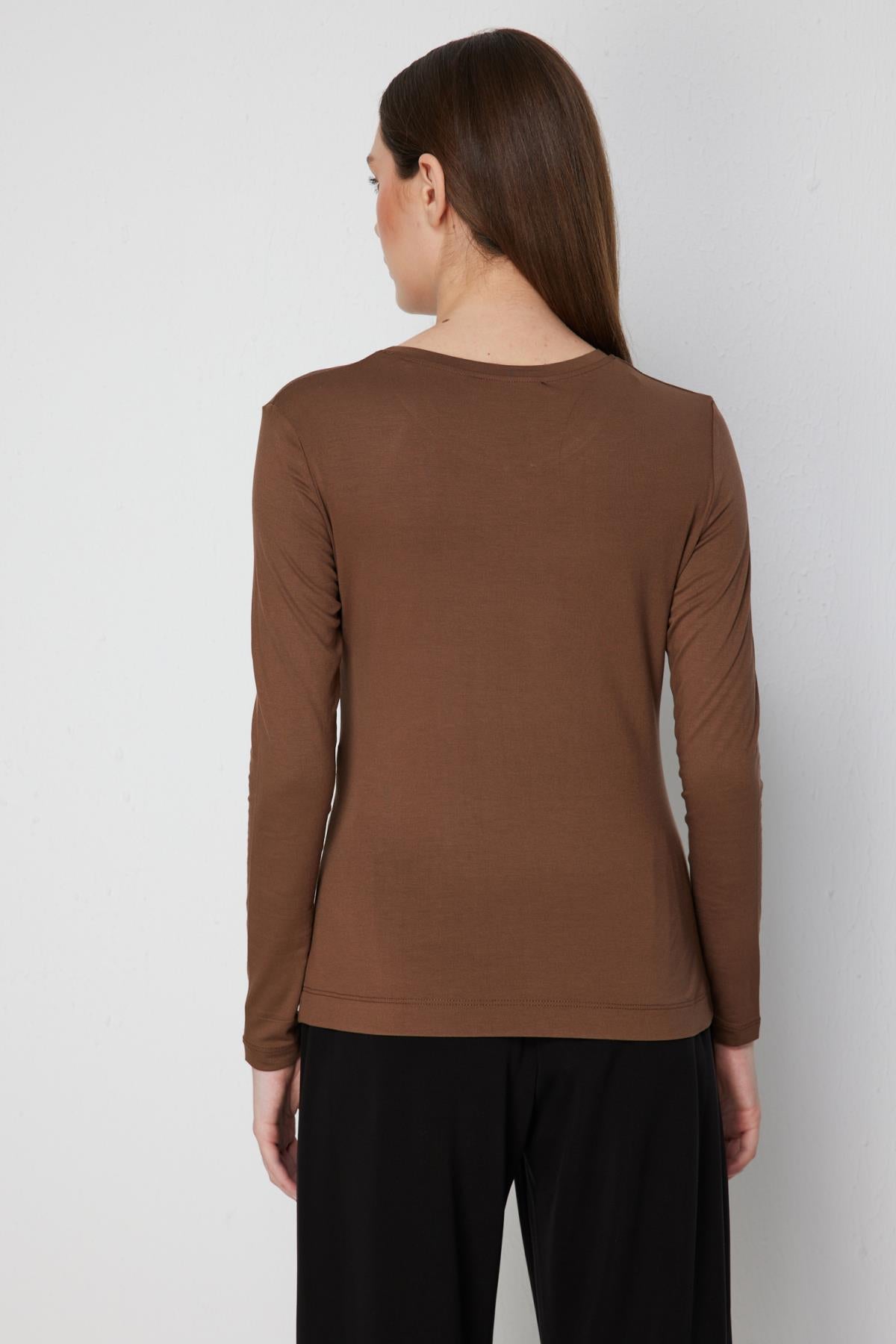 Crew Neck Basic Blouse with Metal Accessories