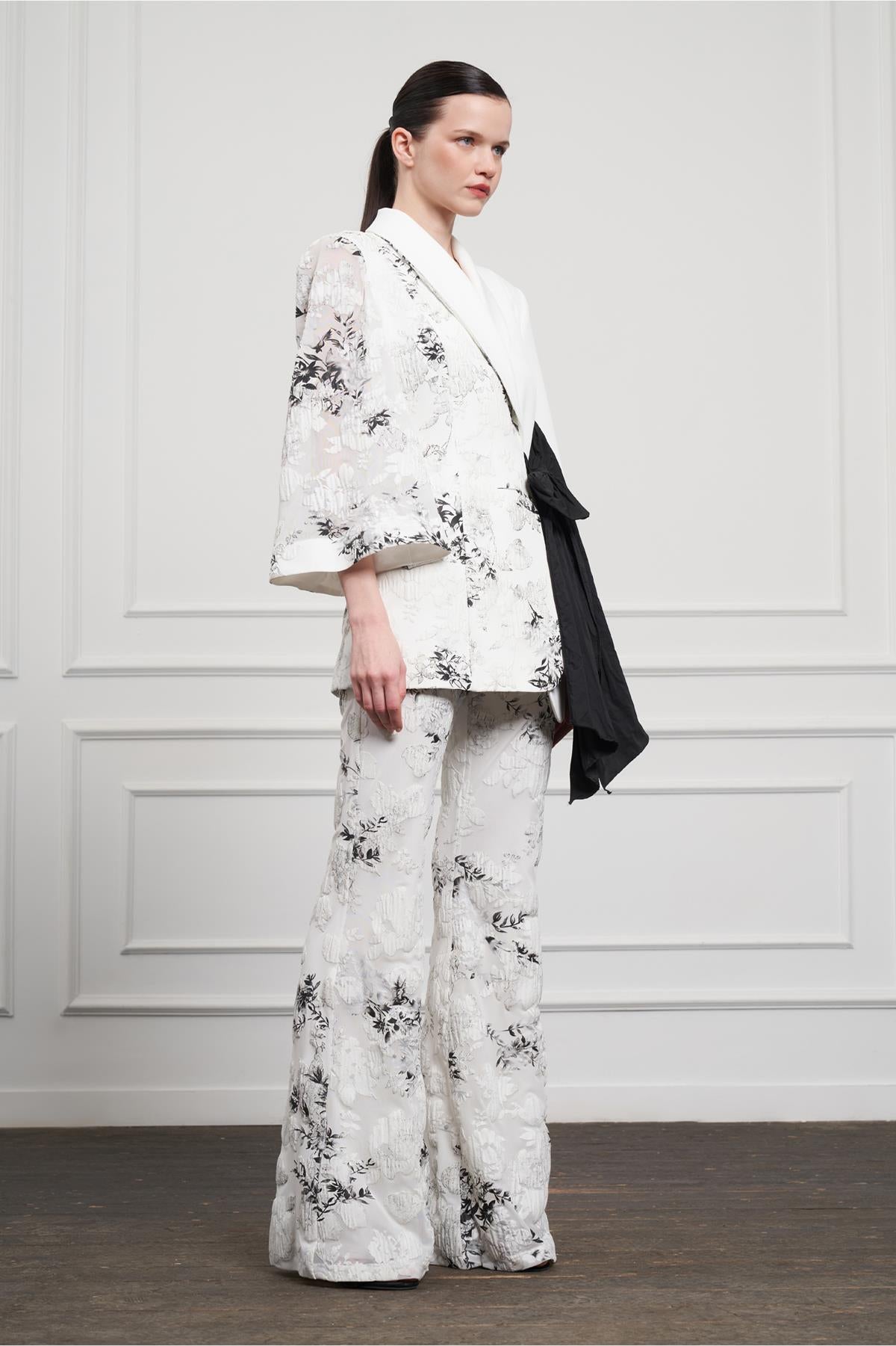 Tül Üstüne Kabartma Çiçek Detaylı İspanyol Paça Pantolon