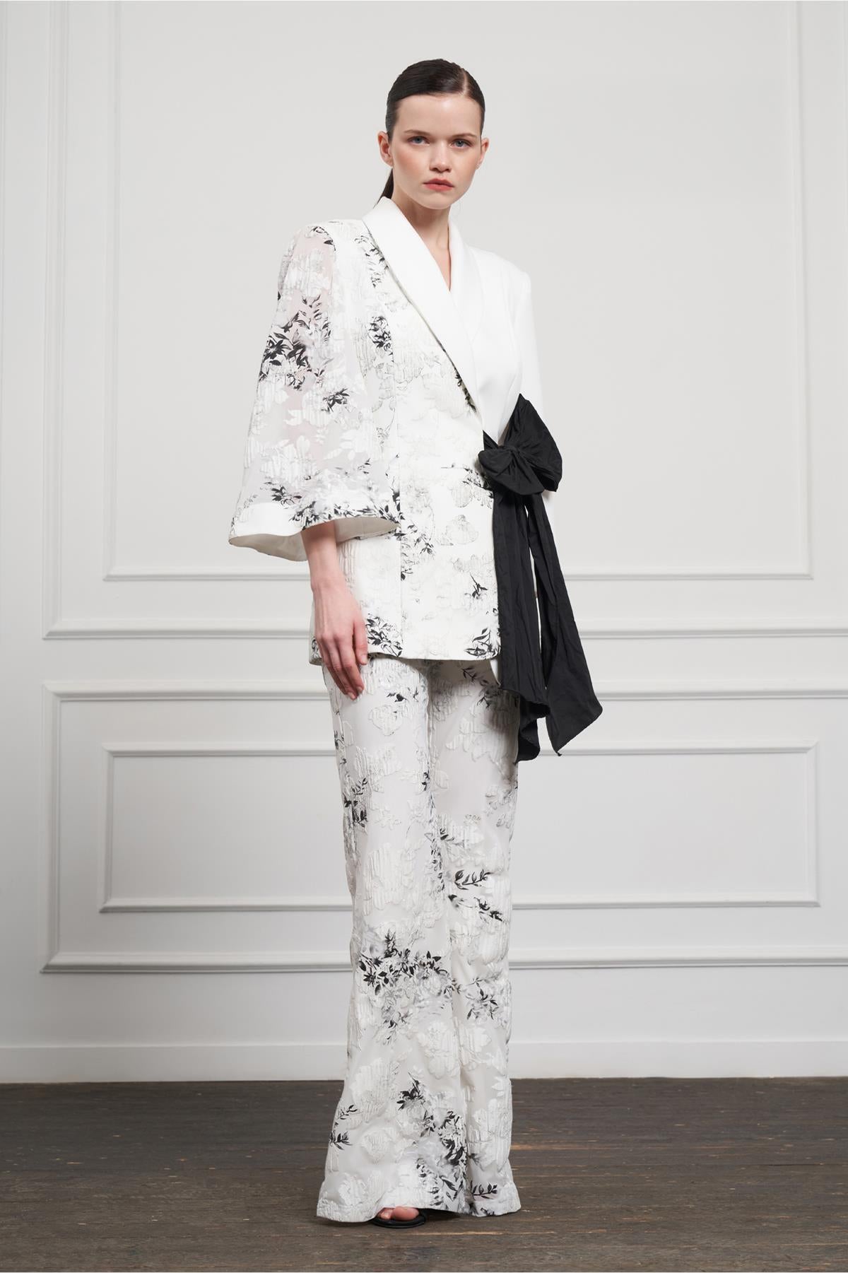 Tül Üstüne Kabartma Çiçek Detaylı İspanyol Paça Pantolon