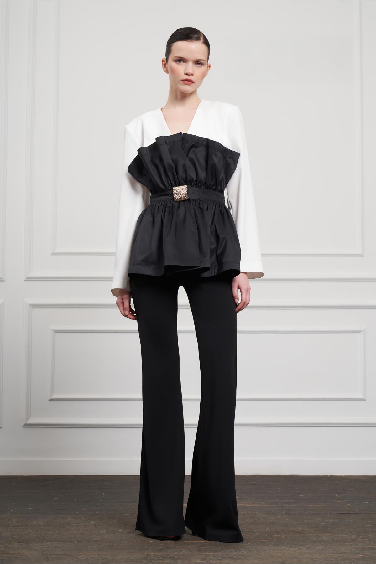 Ön Yelpaze Görünümlü Toka Detaylı Ceket