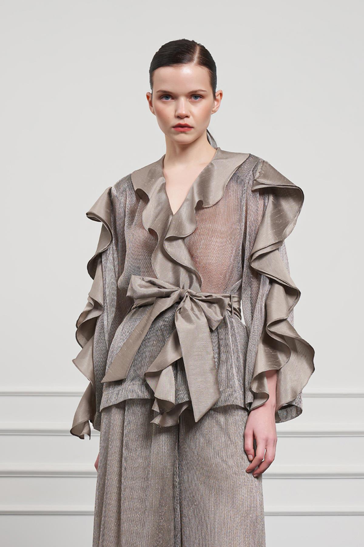 سترة شيفون لامعة معدنية مع كشكشة