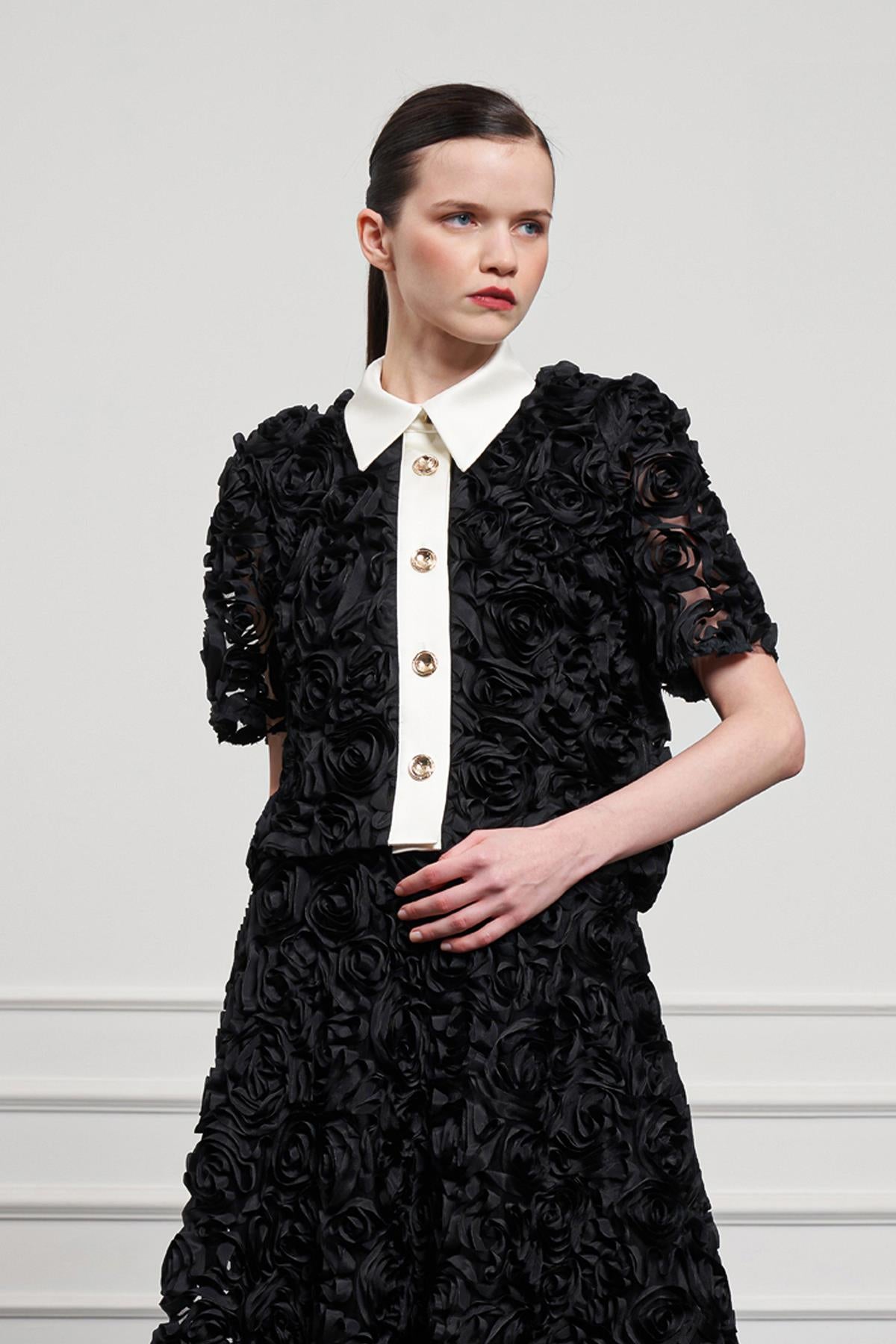 سترة بياقة ساتان وتفاصيل زهور ثلاثية الأبعاد