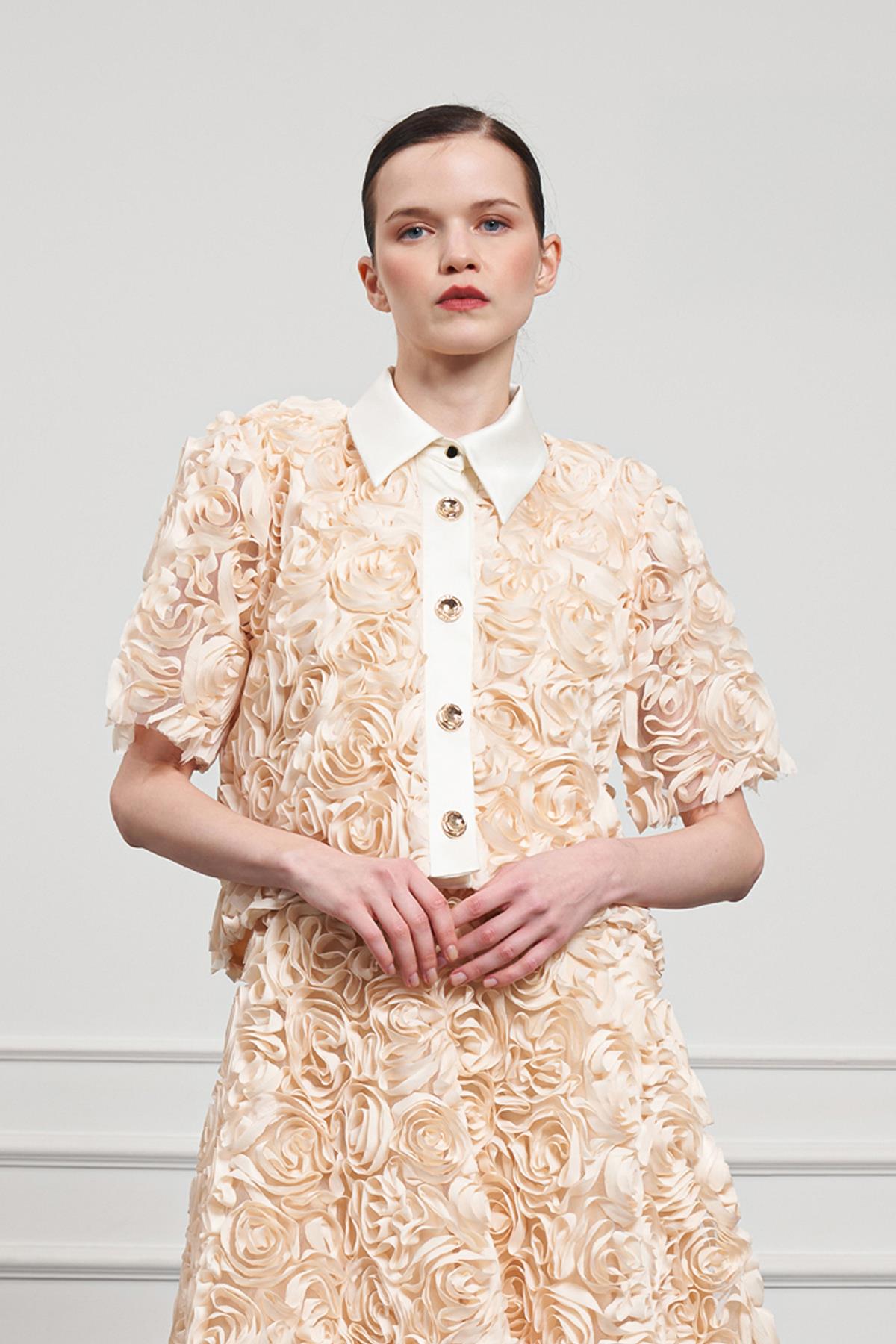 سترة بياقة ساتان وتفاصيل زهور ثلاثية الأبعاد