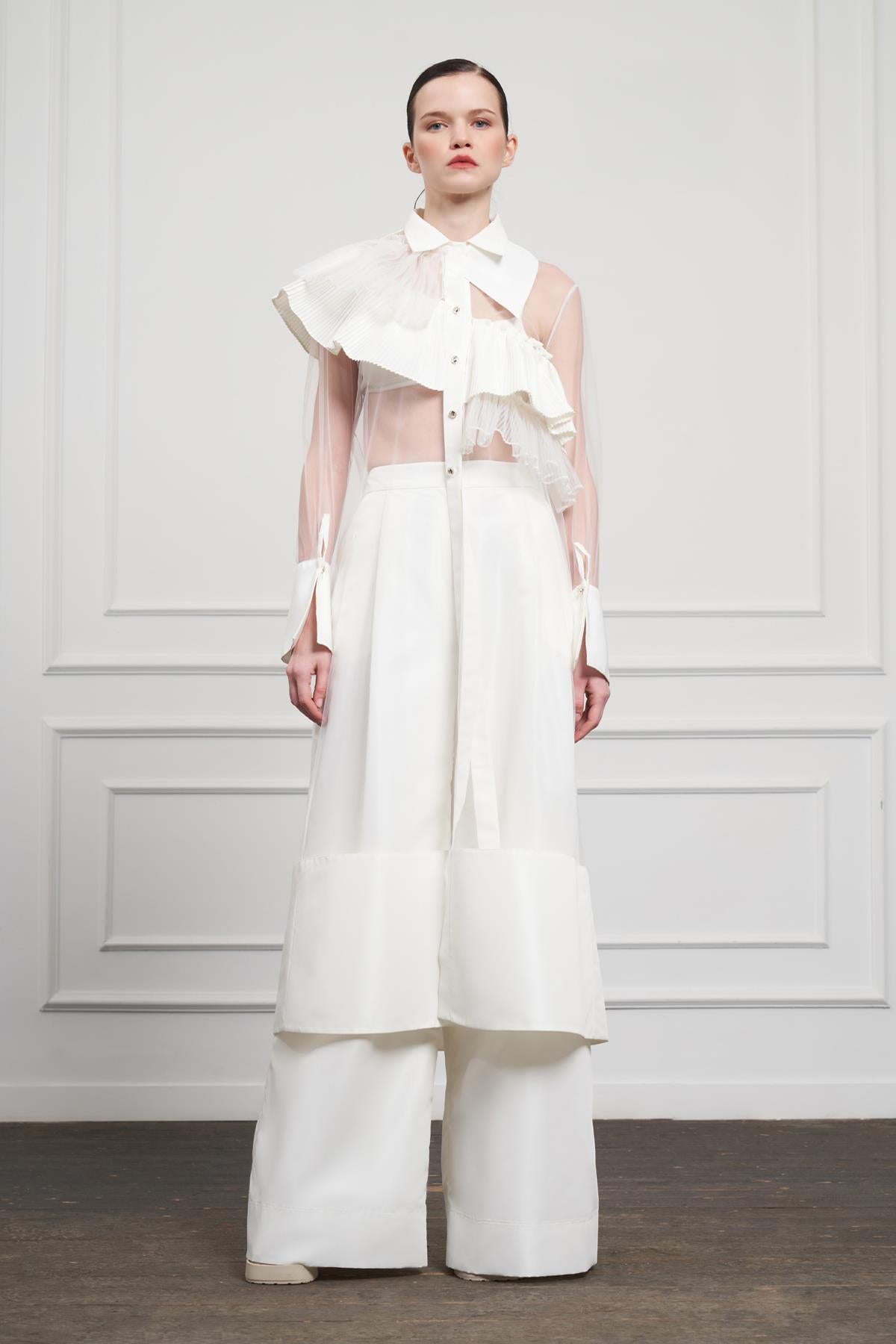 سترة من التول الشفاف بتفاصيل كشكشة غير متماثلة