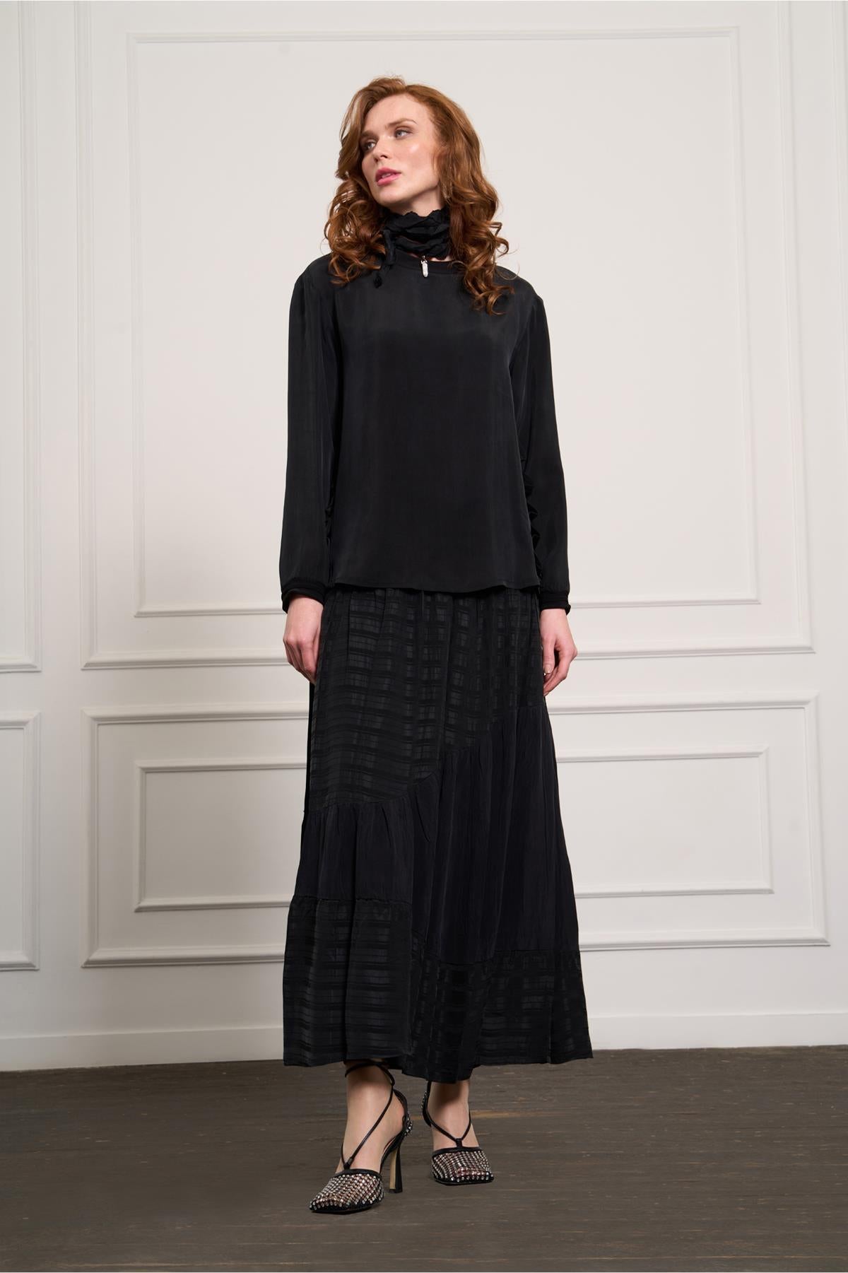 طقم تونيك وتنورة من الكوبرو بتفاصيل كشكشة جانبية