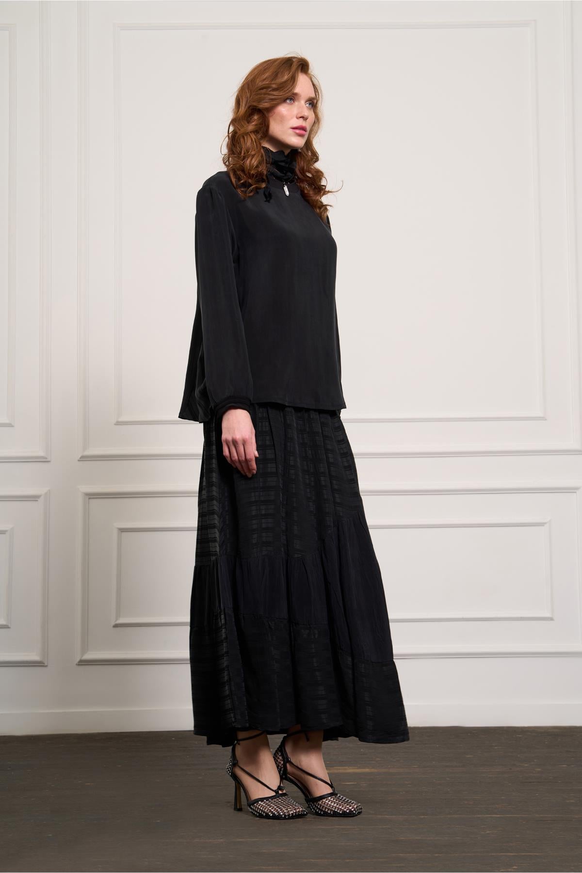 طقم تونيك وتنورة من الكوبرو بتفاصيل كشكشة جانبية