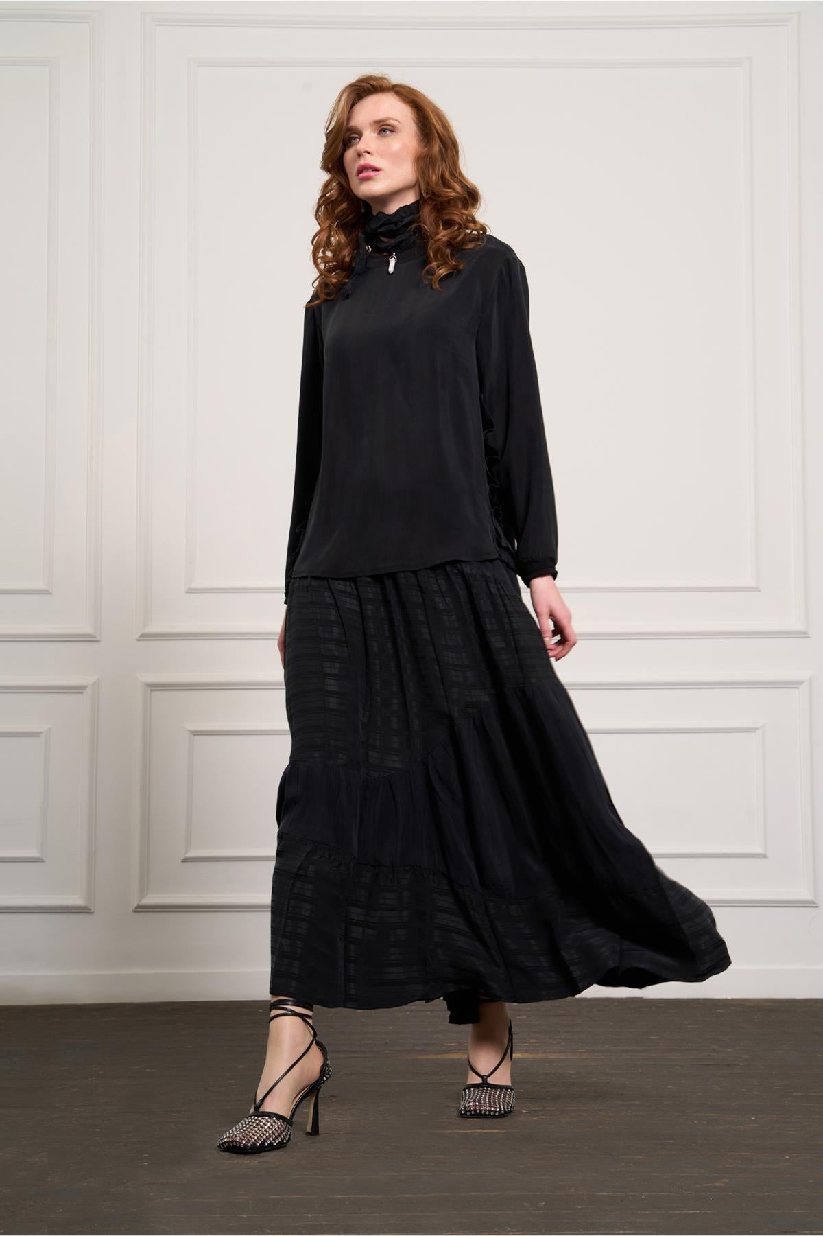 طقم تونيك وتنورة من الكوبرو بتفاصيل كشكشة جانبية