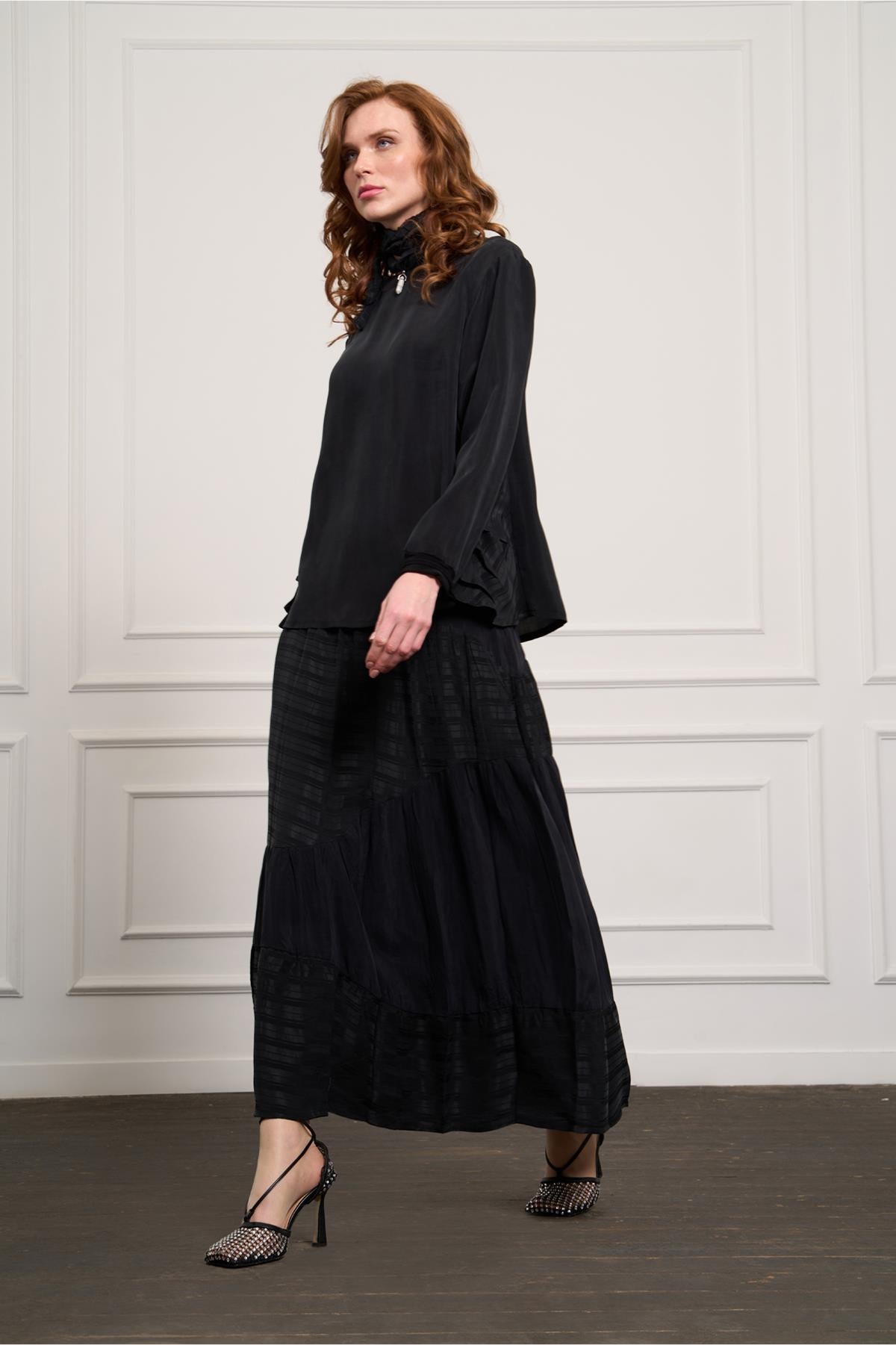 طقم تونيك وتنورة من الكوبرو بتفاصيل كشكشة جانبية