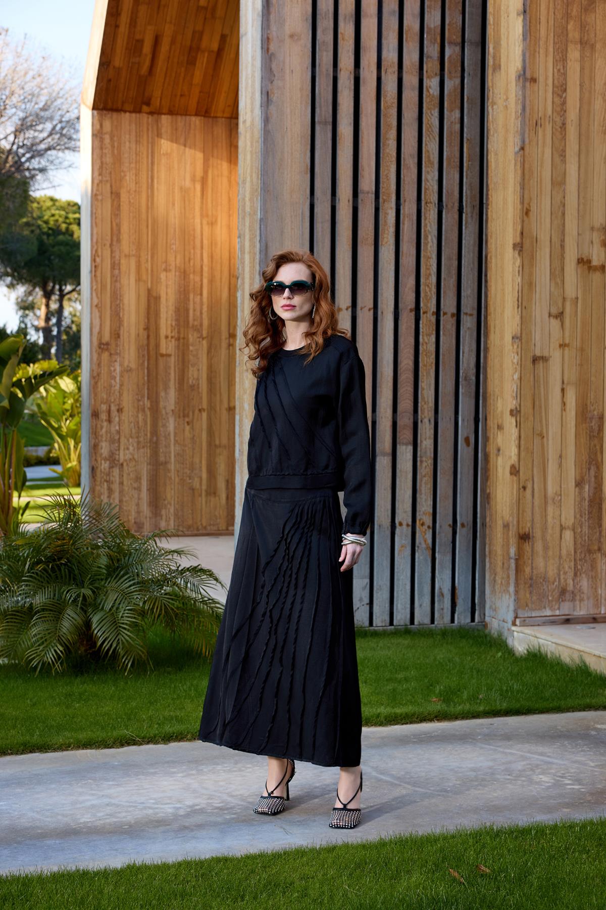 طقم تنورة تونيك مخططة بتفاصيل