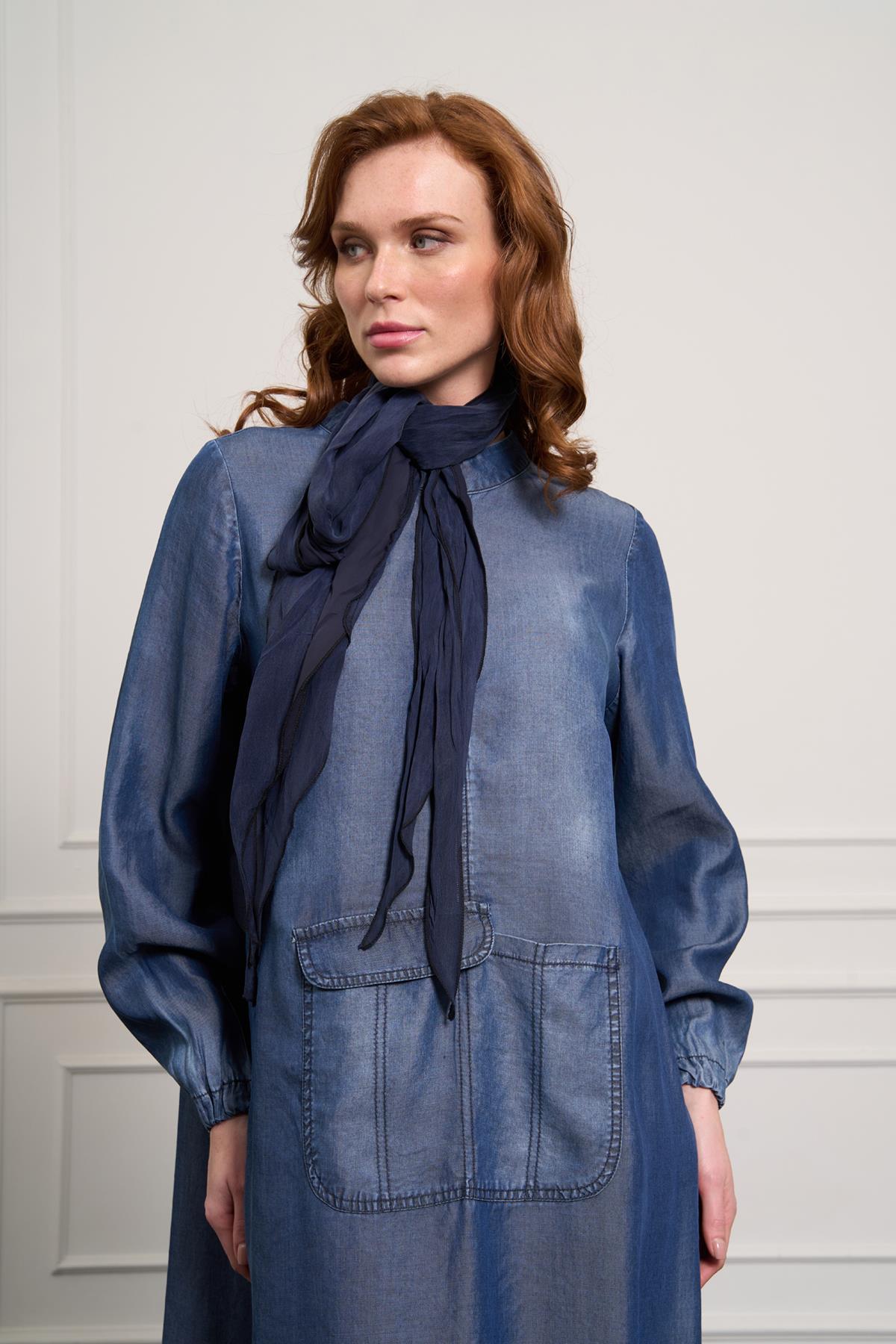 فستان طويل مع وشاح وتفاصيل جيب