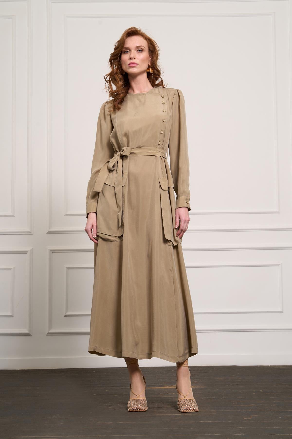 فستان بأزرار وجيوب كبيرة وتفاصيل حول الخصر وحزام