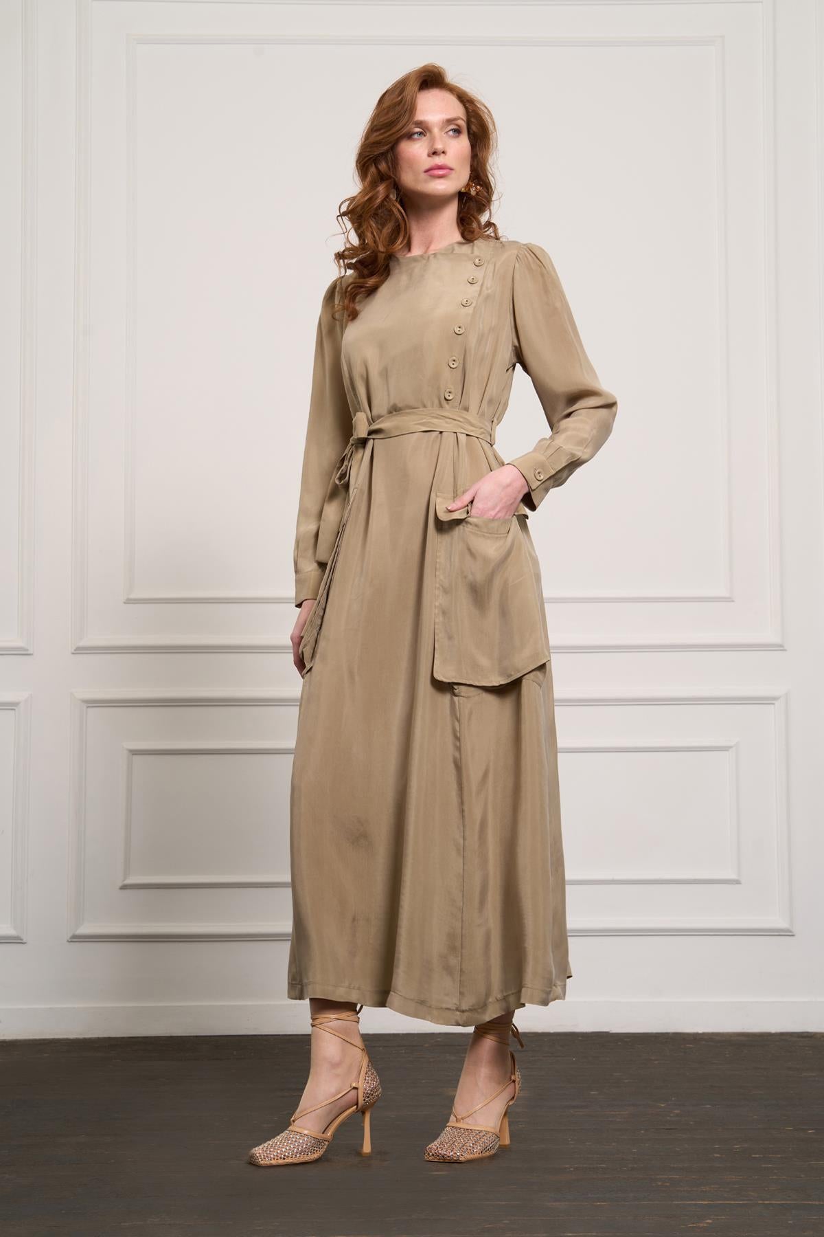 فستان بأزرار وجيوب كبيرة وتفاصيل حول الخصر وحزام