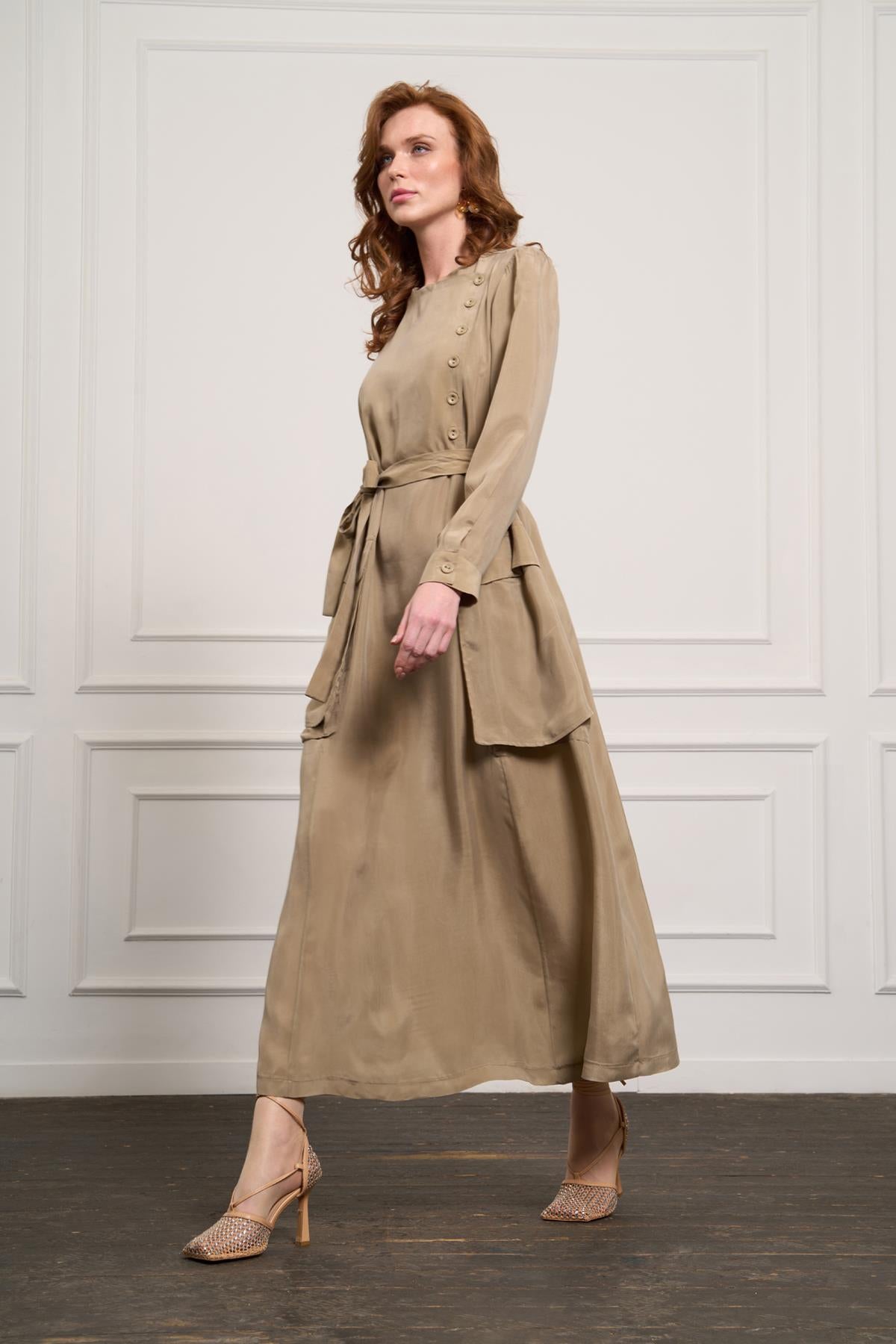 فستان بأزرار وجيوب كبيرة وتفاصيل حول الخصر وحزام