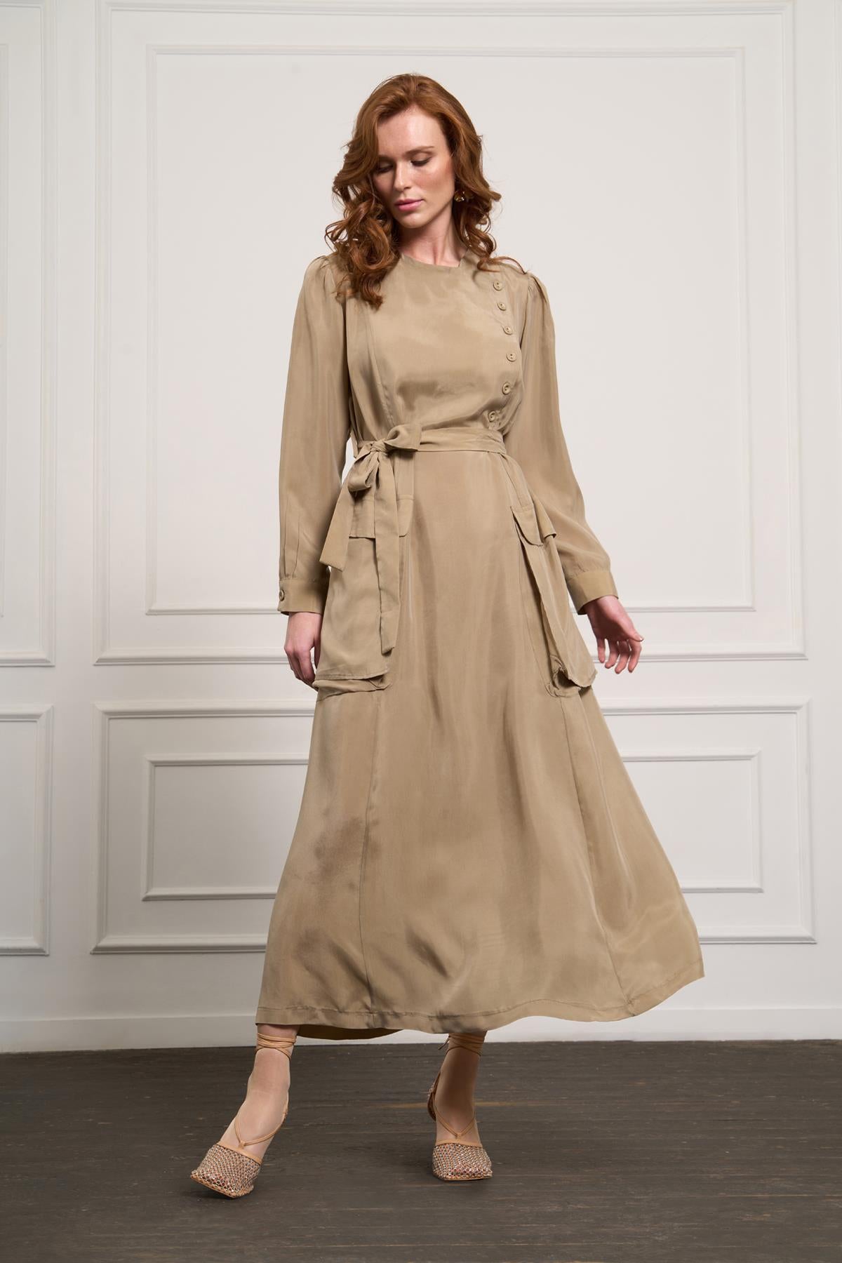 فستان بأزرار وجيوب كبيرة وتفاصيل حول الخصر وحزام