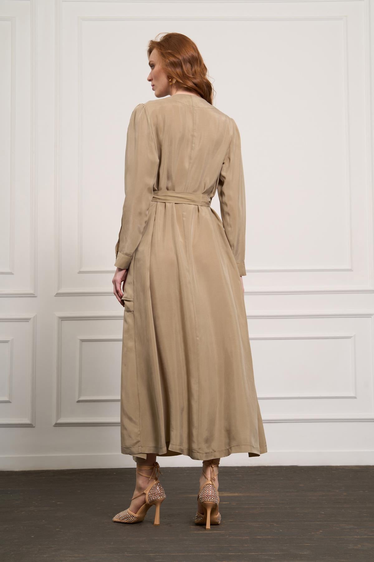 فستان بأزرار وجيوب كبيرة وتفاصيل حول الخصر وحزام