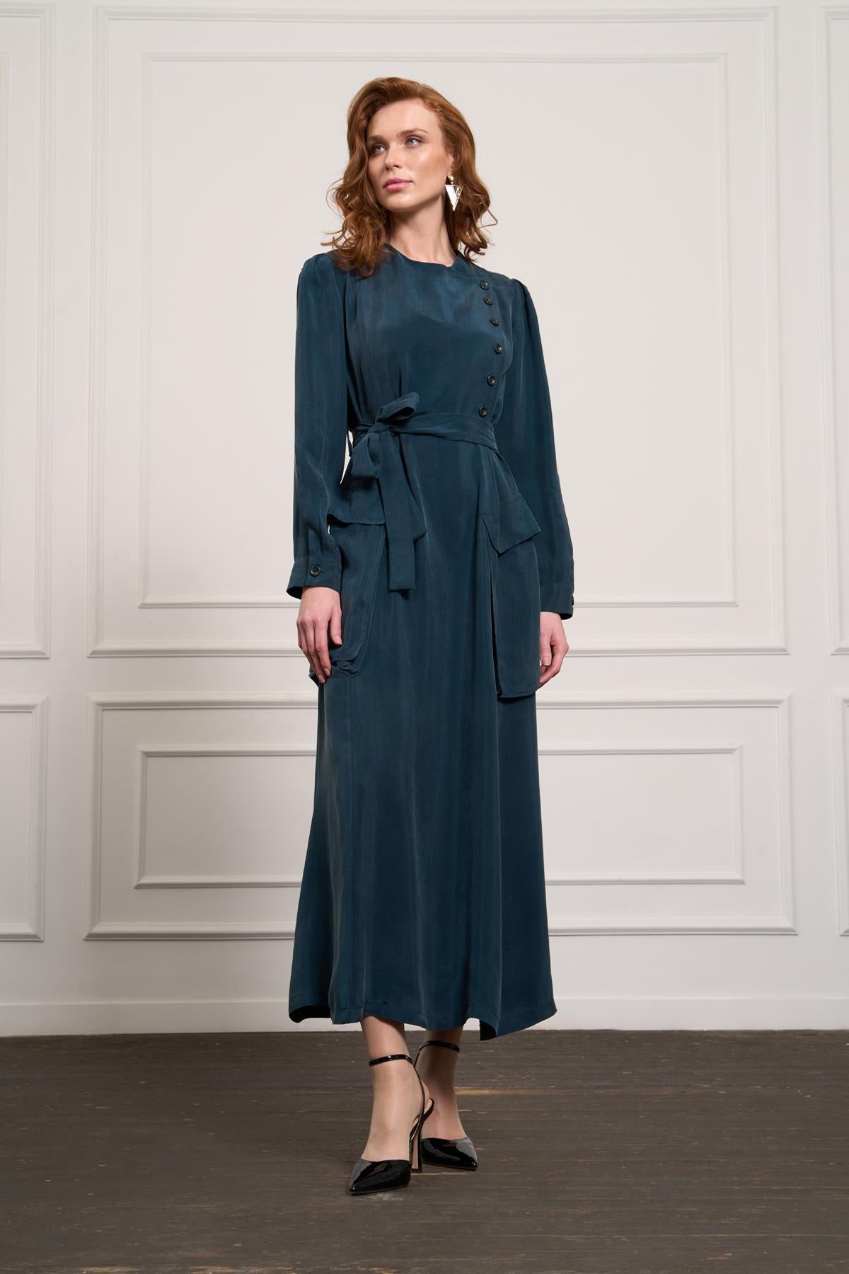 فستان بأزرار وجيوب كبيرة وتفاصيل حول الخصر وحزام