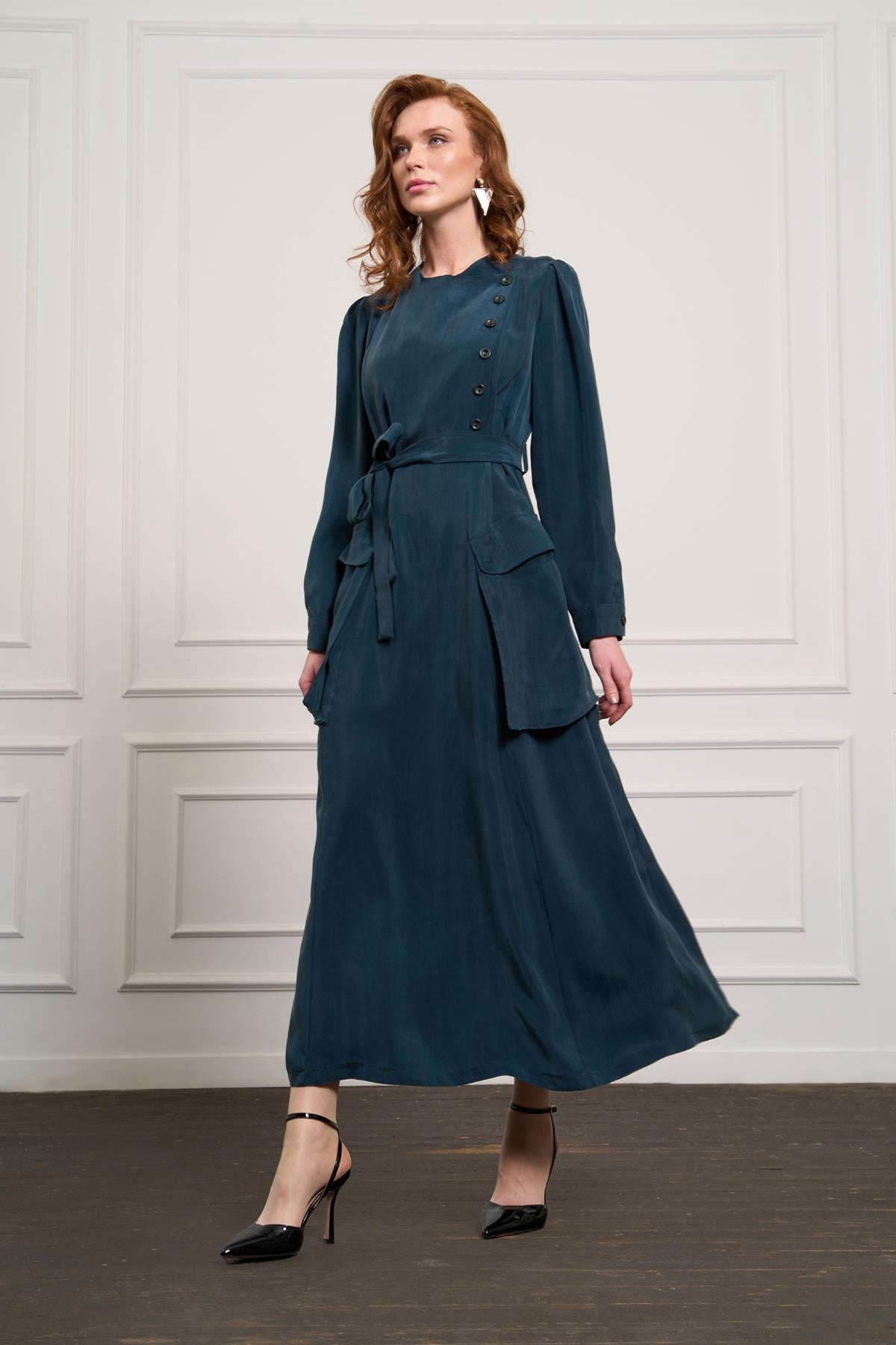 فستان بأزرار وجيوب كبيرة وتفاصيل حول الخصر وحزام