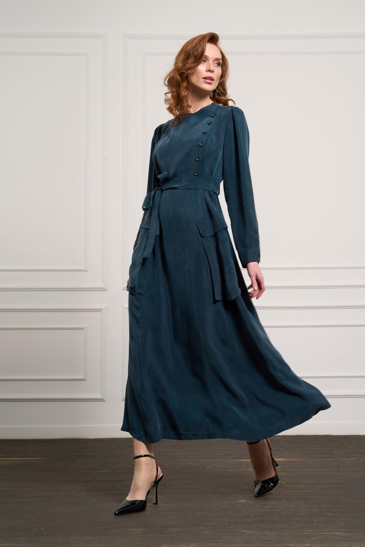 فستان بأزرار وجيوب كبيرة وتفاصيل حول الخصر وحزام