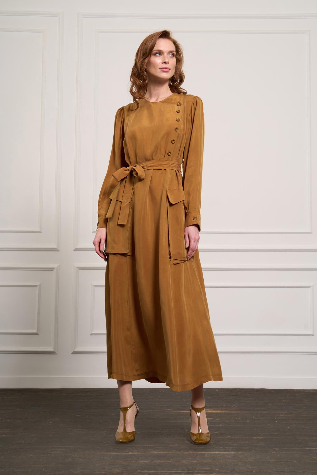 فستان بأزرار وجيوب كبيرة وتفاصيل حول الخصر وحزام