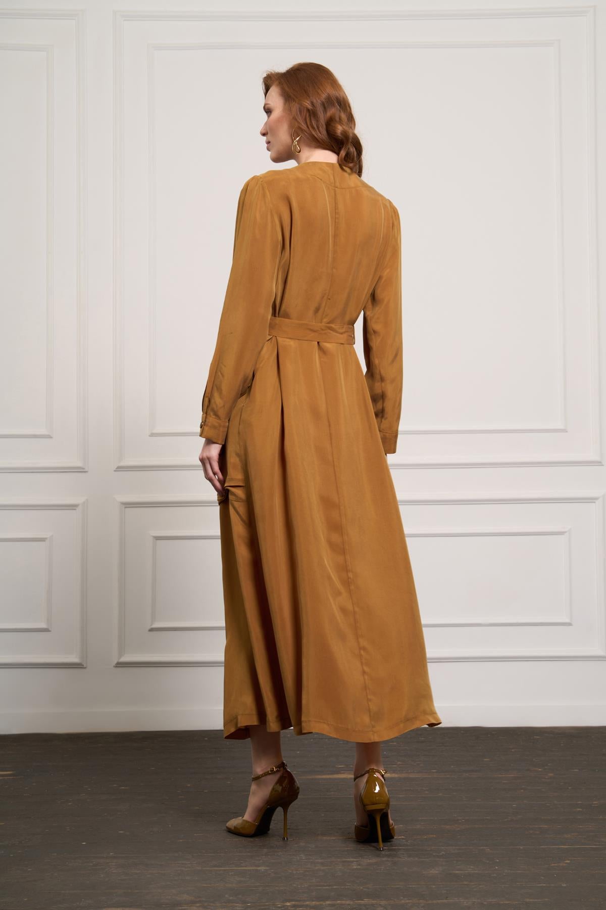 فستان بأزرار وجيوب كبيرة وتفاصيل حول الخصر وحزام