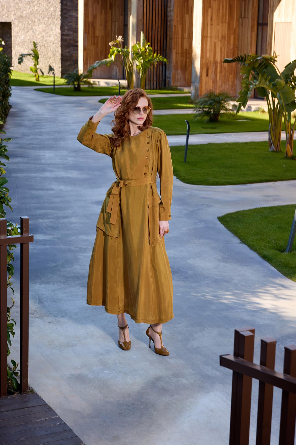 فستان بأزرار وجيوب كبيرة وتفاصيل حول الخصر وحزام