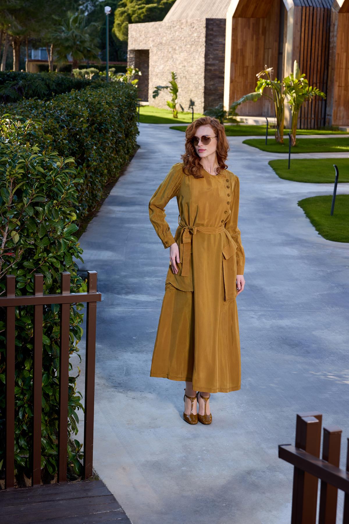 فستان بأزرار وجيوب كبيرة وتفاصيل حول الخصر وحزام