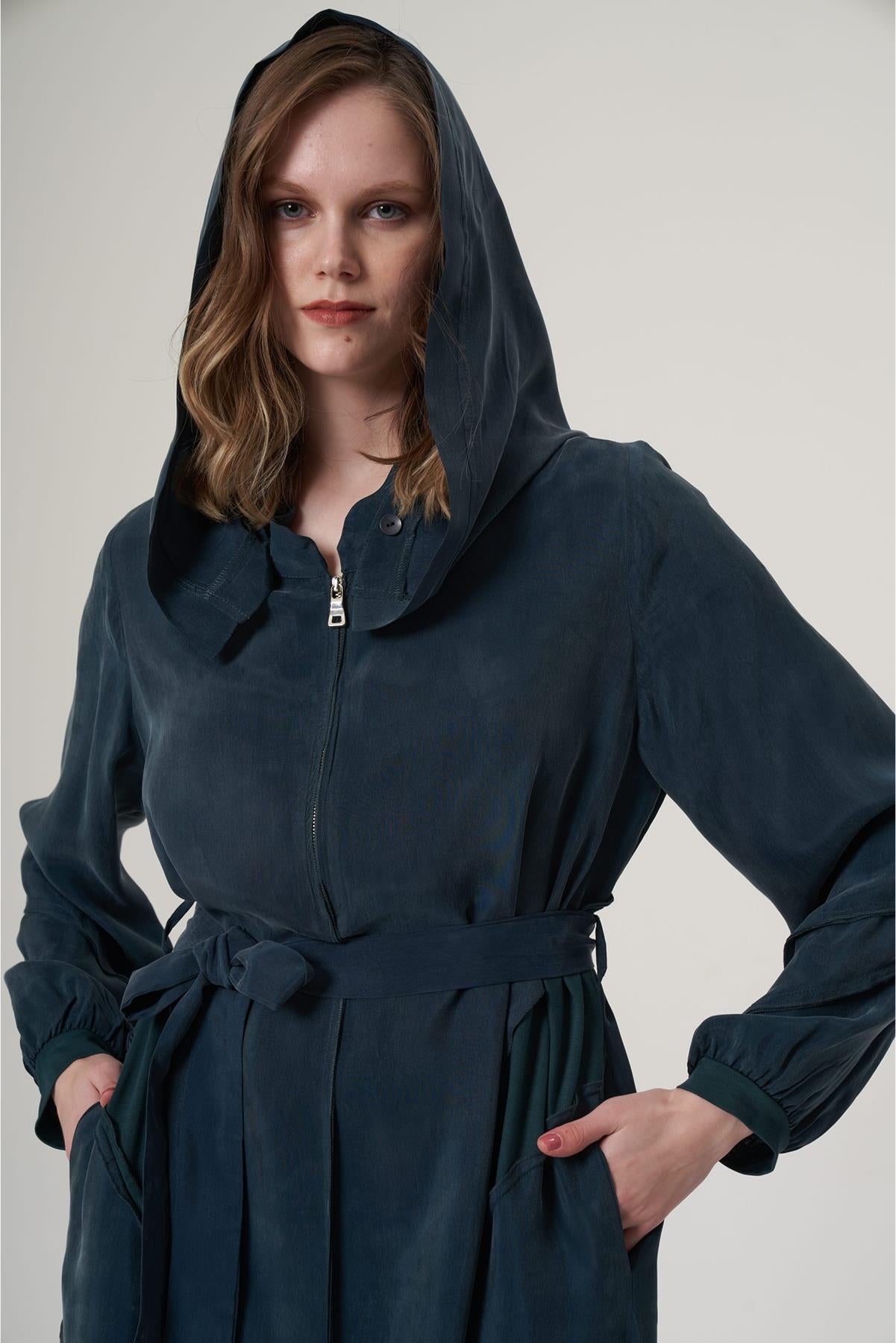 Kapüşonlu Beli Kuşaklı Elbise