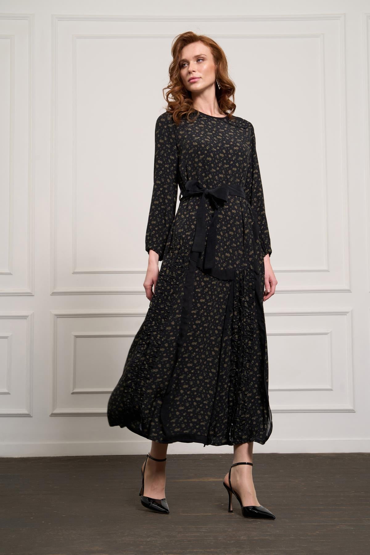 فستان صغير بحزام على الخصر مطبوع عليه زهور