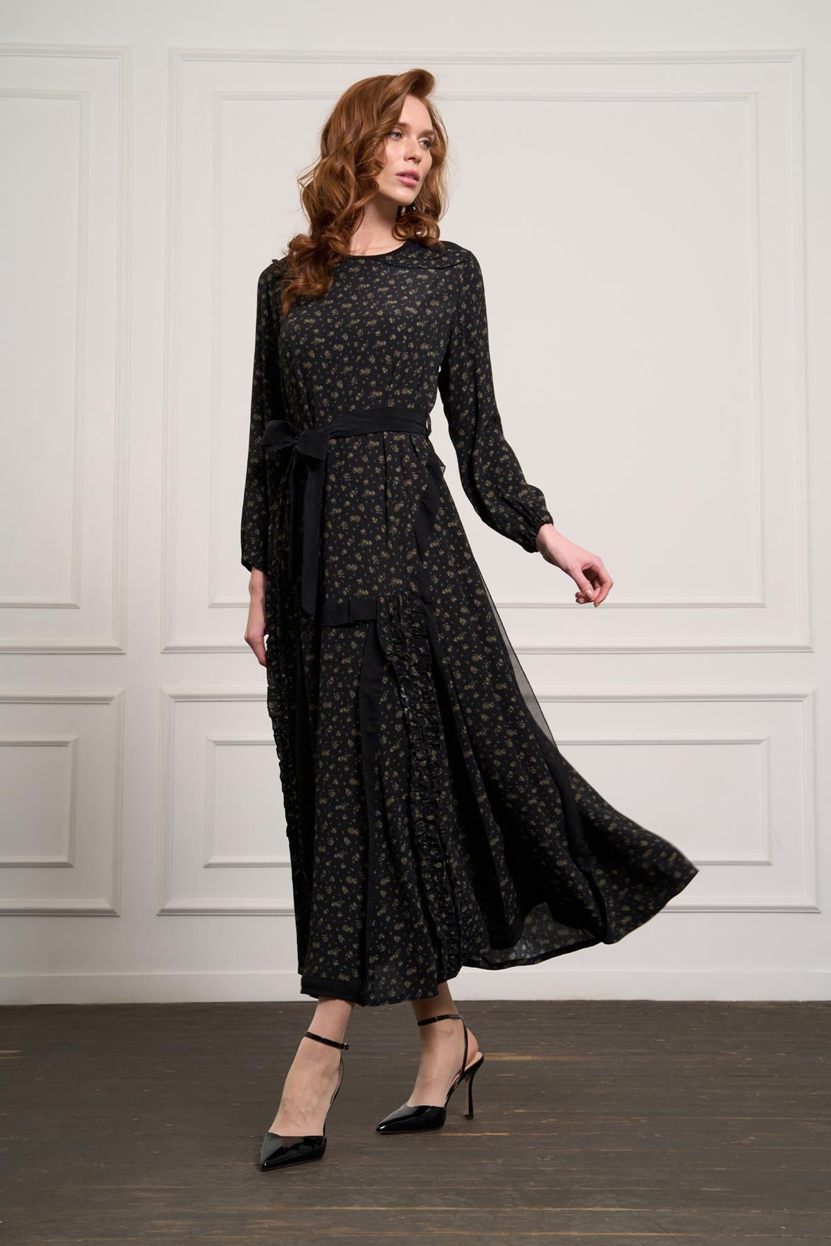 فستان صغير بحزام على الخصر مطبوع عليه زهور