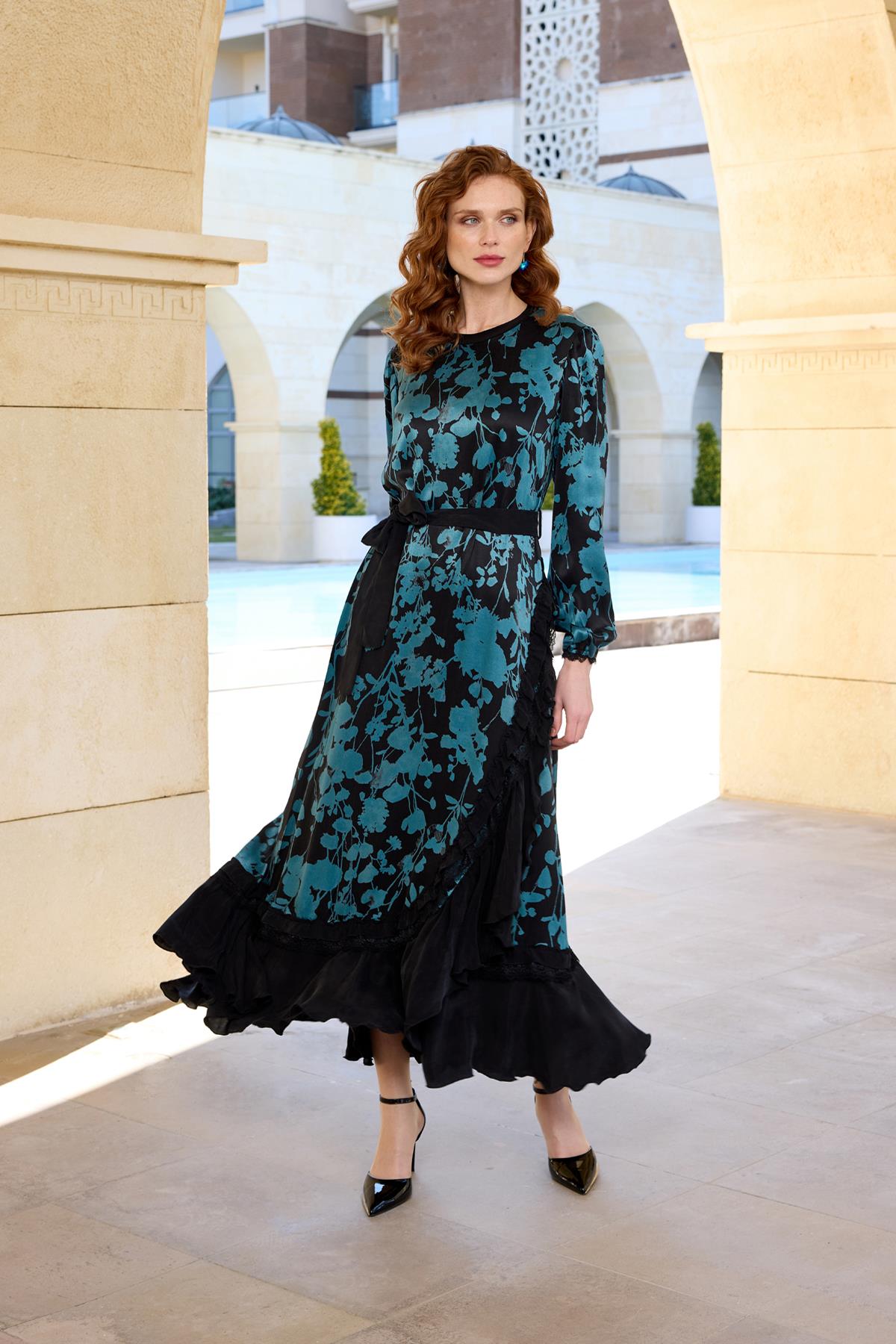 فستان كوبرو منقوش بتفاصيل كشكشة جانبية