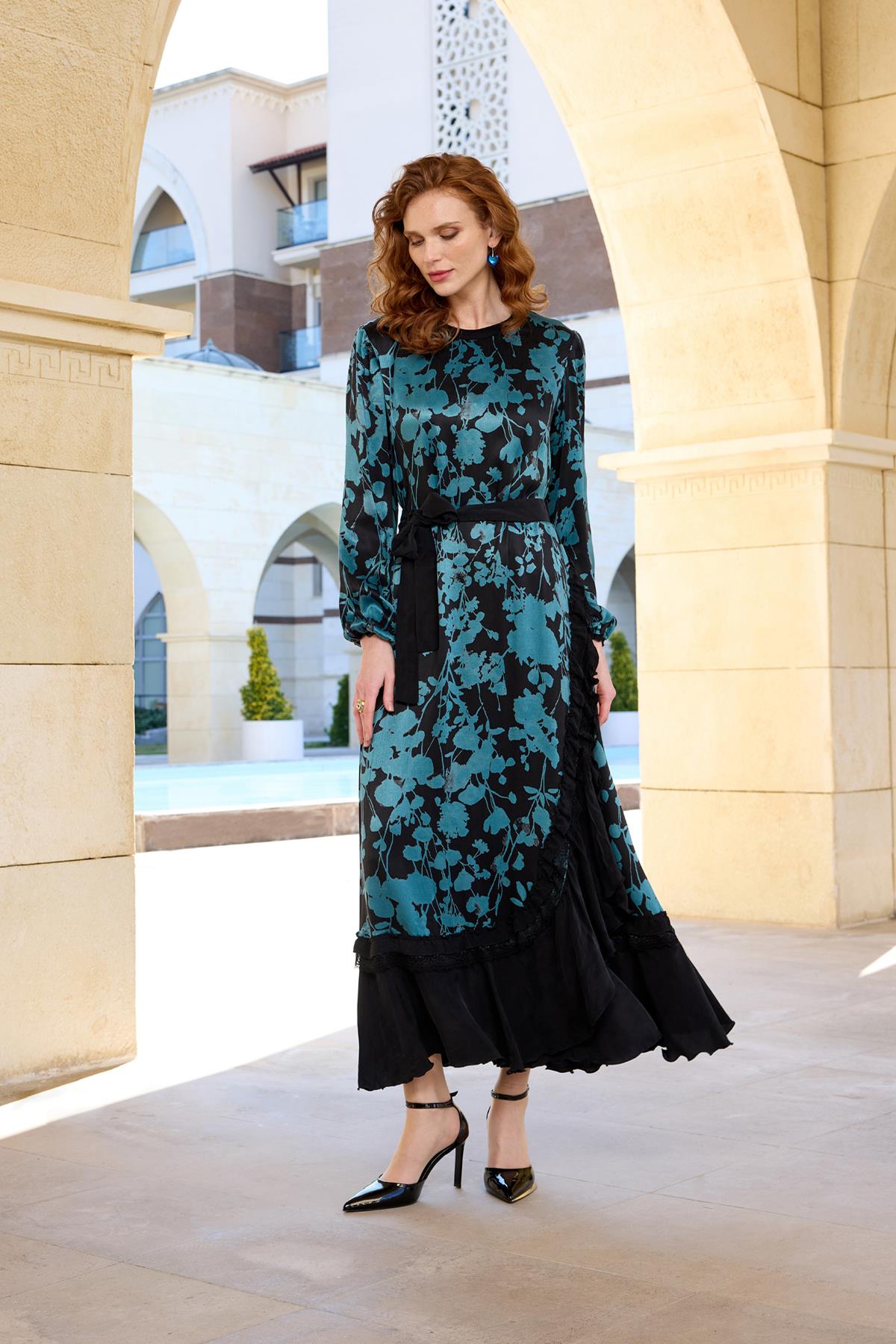 فستان كوبرو منقوش بتفاصيل كشكشة جانبية