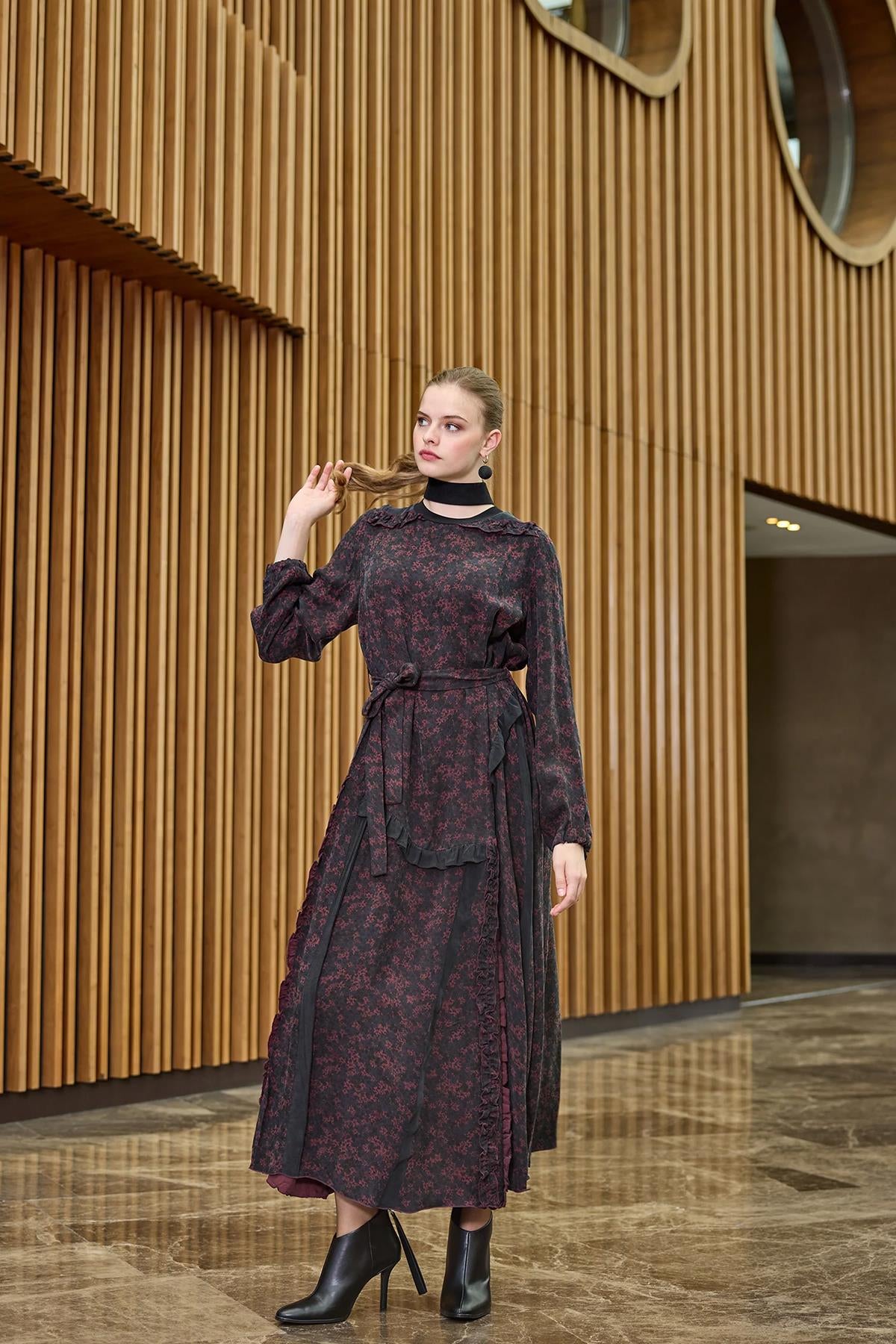 Çiçek Desenli Beli Kuşaklı Elbise