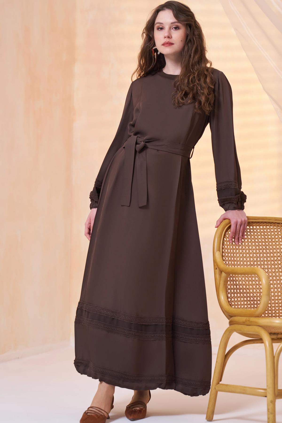 Dantel Detaylı Beli Kuşaklı Elbise