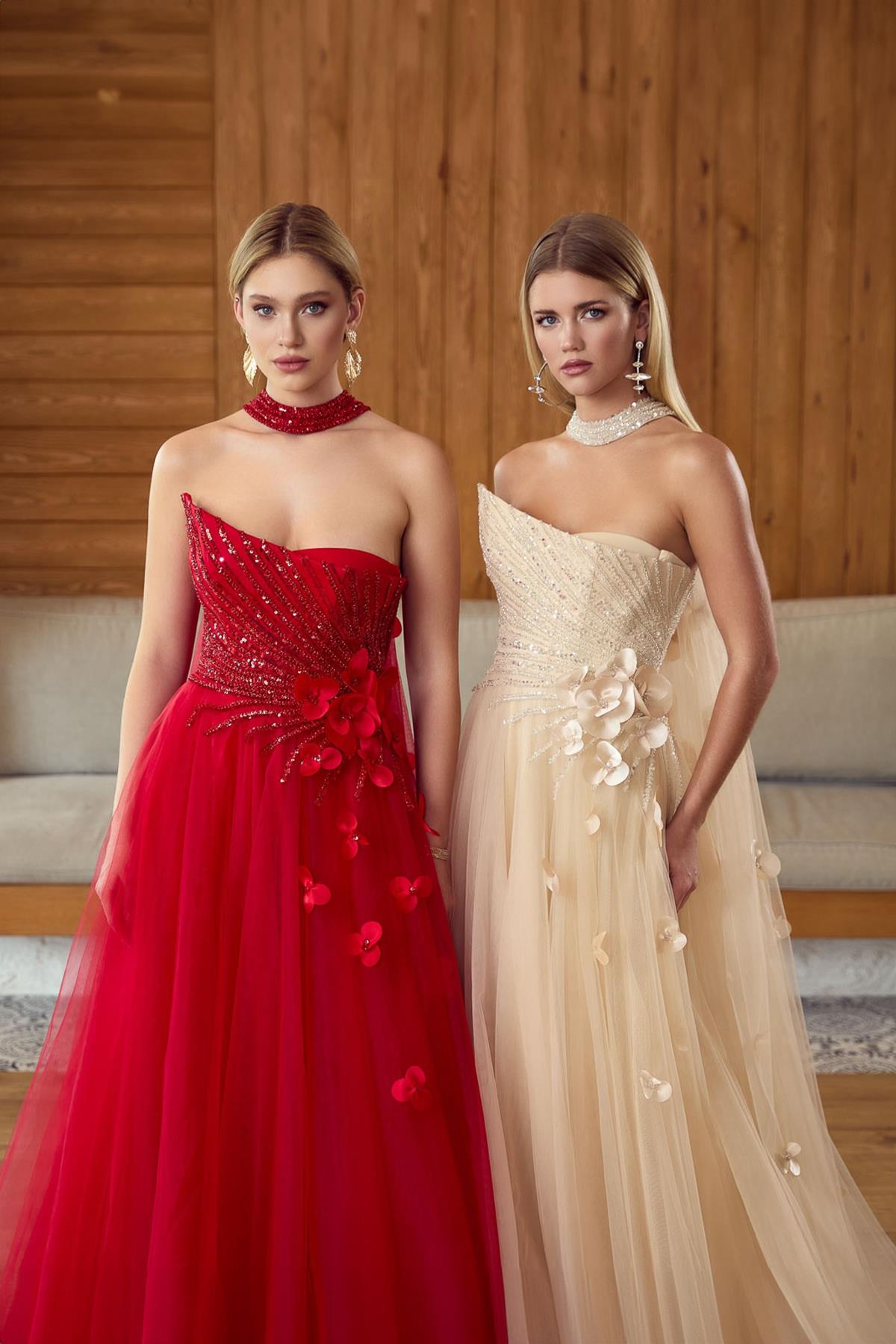 فستان سهرة من التول بدون حمالات مزين بالترتر ومطرز بتطريزات زهرية ثلاثية الأبعاد