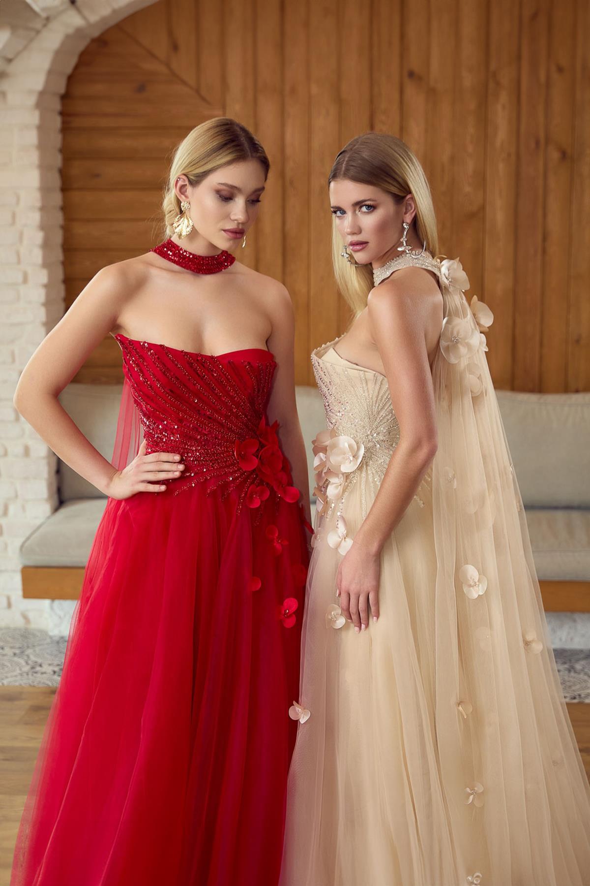 فستان سهرة من التول بدون حمالات مزين بالترتر ومطرز بتطريزات زهرية ثلاثية الأبعاد