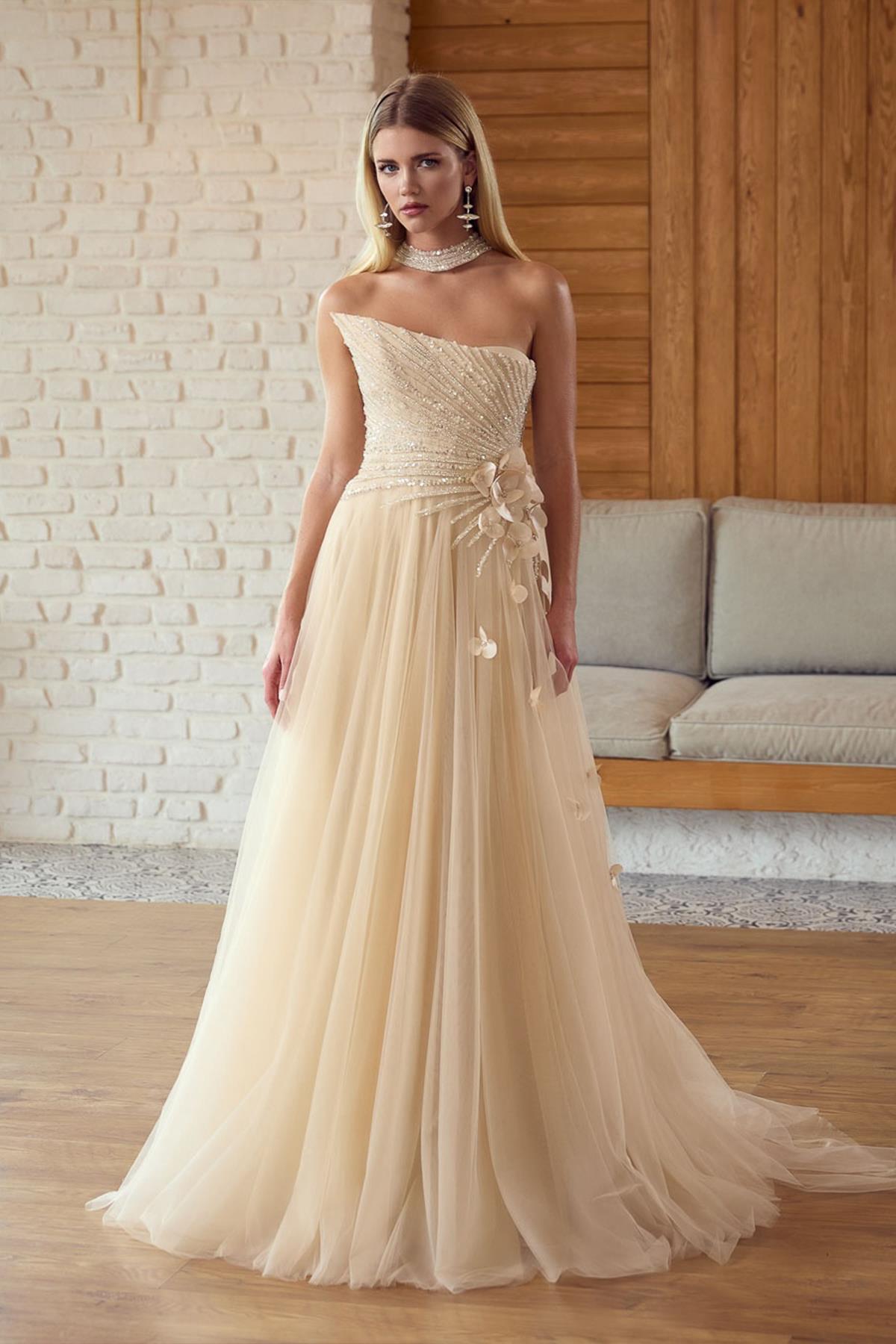 فستان سهرة من التول بدون حمالات مزين بالترتر ومطرز بتطريزات زهرية ثلاثية الأبعاد