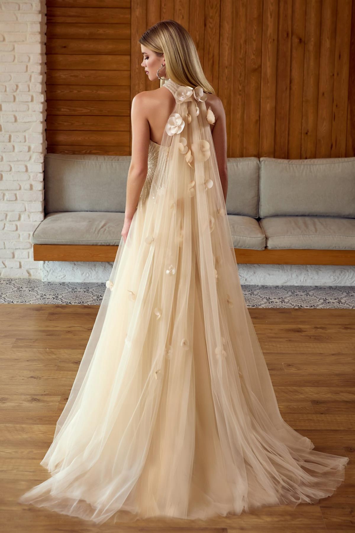 فستان سهرة من التول بدون حمالات مزين بالترتر ومطرز بتطريزات زهرية ثلاثية الأبعاد