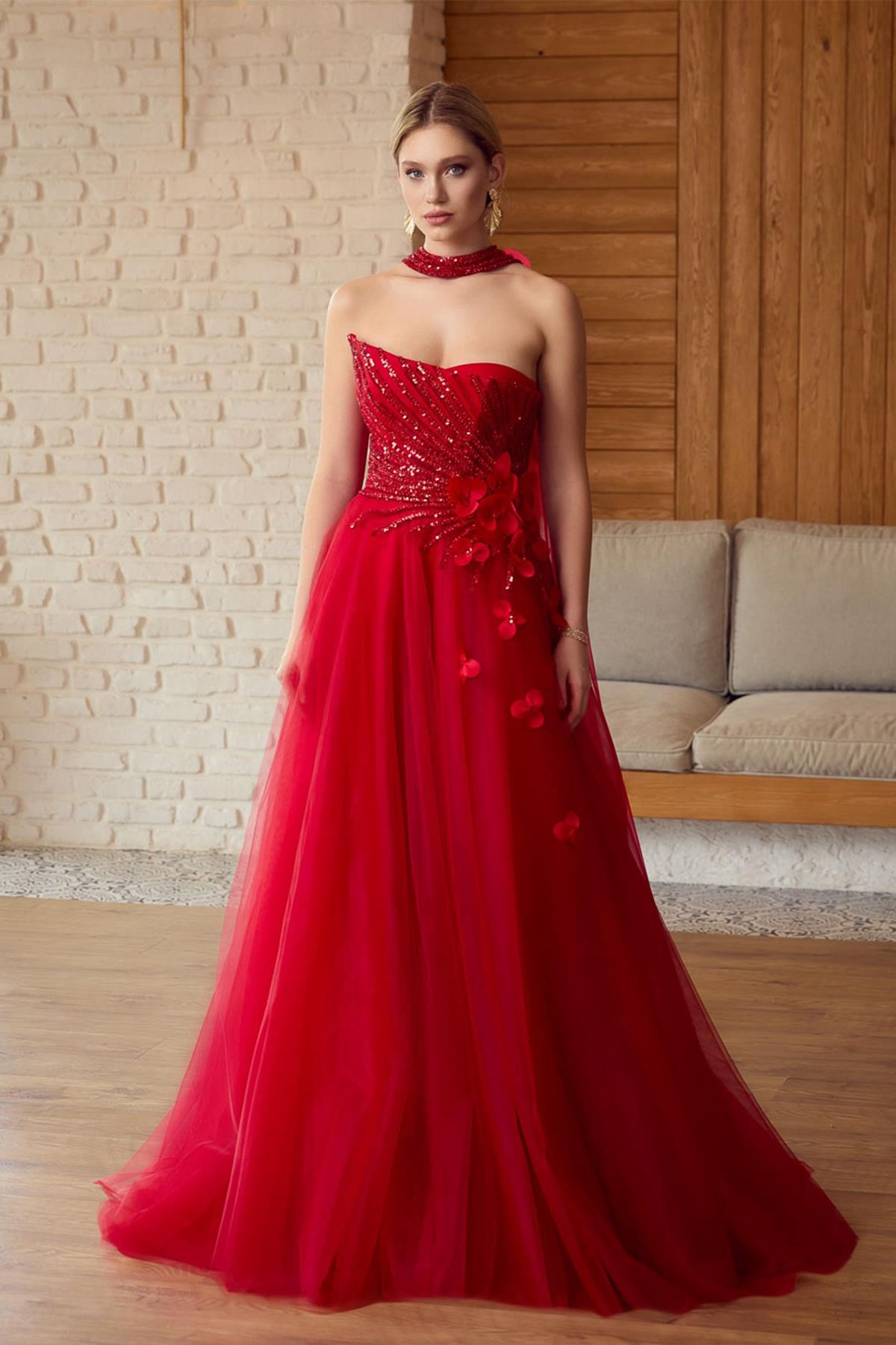 فستان سهرة من التول بدون حمالات مزين بالترتر ومطرز بتطريزات زهرية ثلاثية الأبعاد